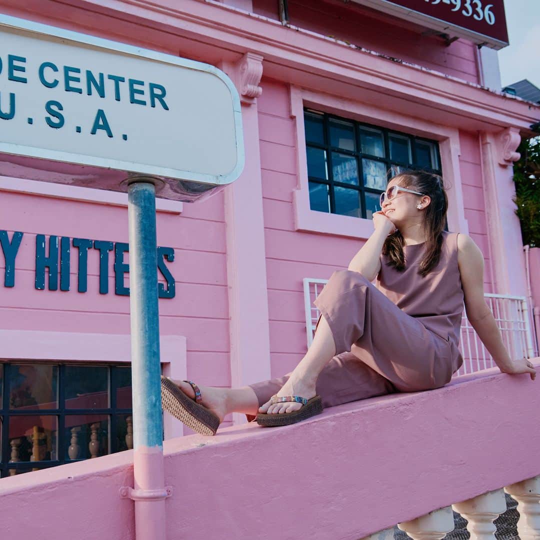 グアム政府観光局のインスタグラム：「⁡⁡ピンクの壁が印象的な「タモントレードセンター」。 おしゃれな写真が撮影できると、若者に大人気のスポットです。 ⁡ ピンクの壁に映えるお気に入りの服で、最高にフォトジェニックな写真を撮ってみては？ ⁡ #hereweguam #Guam #グアム #insta #weekend #instagood #instaphoto #旅行 #海外旅行 #instagram #タモントレードセンター #TumonTradeCenter #ピンクの壁 #インスタ映え #フォトスポット⁡ ⁡」