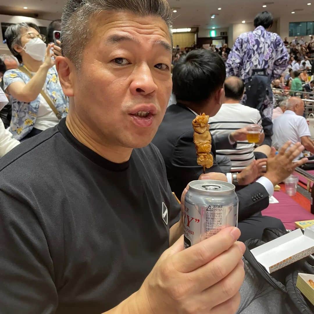 古賀シュウのインスタグラム：「昨日はこいづかちゃんと お相撲を見に行って来ました^⁠_⁠^ 個人的に高安関と隆の勝関を応援してたのですが この日は残念💦 その後キサラで細かすぎてナイト♪ 新ネタ マンダムのCMより チャールズブロンソン✨」