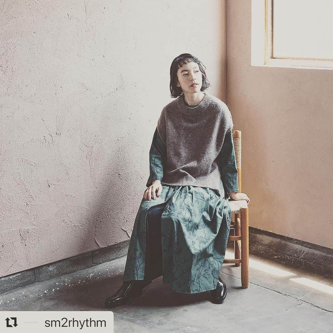 KIKIさんのインスタグラム写真 - (KIKIInstagram)「#Repost @sm2rhythm with @use.repost ・・・ ◇sm2rhythm　AutumnCollection◇  　 ゆるりとしたニットベストをプラスしたリラックススタイル。 ボタンは前を開ければ重ね着にも◎  　 ・ニットベスト（ベージュ） No_1610049 ￥6,930(tax incl.)  ・バックサテンプリントワンピース（グリーン） No_1107411 ￥8,690(tax incl.)  ・バルーンパンツ（ブラック） No_1407094 ￥7,590(tax incl.)  　　  #SamansaMos2#SM2#sm2rhythm#サマンサモスモスリズム#サマンサモスモス #canshopig #new#start#trend#ナチュラル#natural#天然素材 #大人ナチュラル #大人ナチュラルコーデ #大人ナチュラル服 #ナチュラルコンサバ #autumncollection #花柄ワンピース #ワンピースコーデ」9月20日 16時24分 - kiki_campagnepremiere