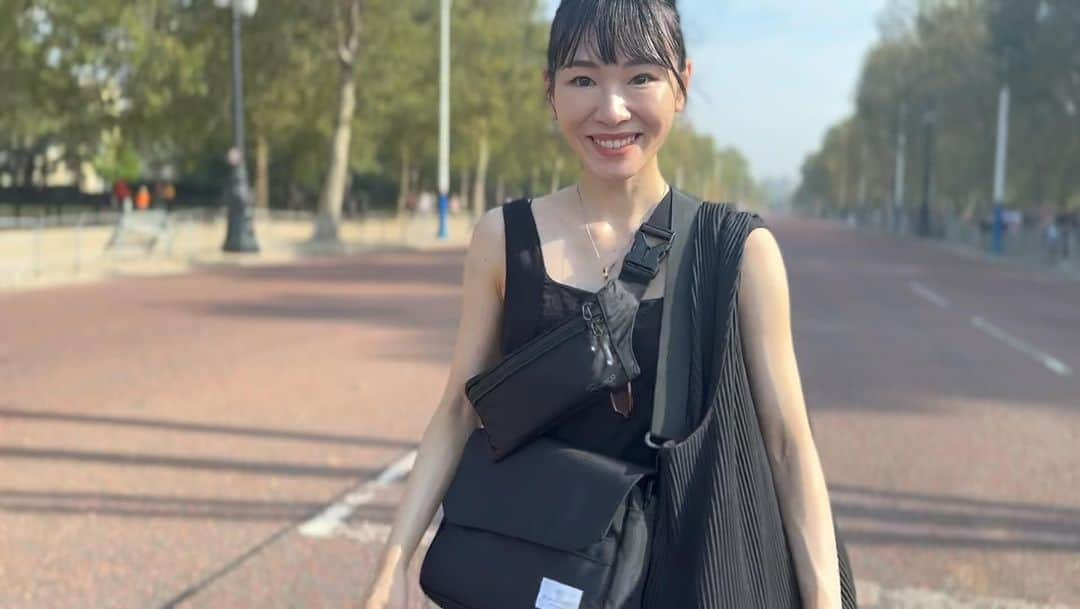 中村月子のインスタグラム：「2023年9月9日〜13日 TSUKIKO NAKAMURA in イギリス Part①  -もくじ- ①ホテル ②奇妙な3人組 ③山盛りナッツ  30歳を迎える前に必ずしてみたかった事。 それは一人での海外旅行。仕事も出来たら尚、最高だな。と考えていたので、今回はどちらも叶えられた有意義な旅となった。一人で過ごす時間が好きな私でも数十時間の移動ましてや 知らない土地なのでほんのちょっぴりどきどきした。  イギリスで30歳のbirthdayを迎え、帰国して早一週間。帰ってすぐこちらの仕事やスケジュールが待っていてくれたので旅の余韻を良い感じに残しつつなんやかんや目まぐるしくも 自然に東京の生活に戻っていた。  これまでも仕事やプライベートで海外には何度か訪れたが、一人でのフライトや旅は初めて。 次回はもっとゆっくりまったりと時間を過ごし たいと思う。  今回はイギリスに住むSpecialサポートのおかげで"かなりの短期間"にも関わらず主要な名所を回ることが出来、大満足の旅となった。 現地のギターをGET。街中で弾いたり、タクシーで弾いたり、公園で弾いたりと とても楽しかった。(旅の映像は近日UP予定)  実はイギリスには本当に沢山のご縁があり 友人や仕事の仲間など不思議とイギリスでの話を聞く事がとても多く、必ず訪れたい。と数年前から考えていた。  全くの知らない街に行く旅も素敵すぎるが "大切な人達が愛した街を訪れる"とゆう旅は より、深く豊かな気持ちにさせてくれた。  今回はJon Kellyさん @jkmusic9   との対談がメインの旅。  ジョンは、■ケイト・ブッシュの初期の有名なアルバムをレコーディングしたことでよく知られる。そして■ポール・マッカートニーのソロアルバムの多くもレコーディングされている方で、そんなイギリスのレジェンドの方との対談は私の胸を高鳴らせた。  お会いしてすぐ優しいまなざしに救われ、緊張はしたが、楽しい時間を過ごす事ができた。 お土産の"焼酎"喜んで頂けた様で良かった。  いつか一緒に。とゆうお話しも頂き、 未来がますます楽しみとなった。 今回も滞在がもう少し長ければ色々会場や繋がりを紹介してくださるとの事だったが、 次回の楽しみに。 また再会できる日が"とても近い"気がする。」