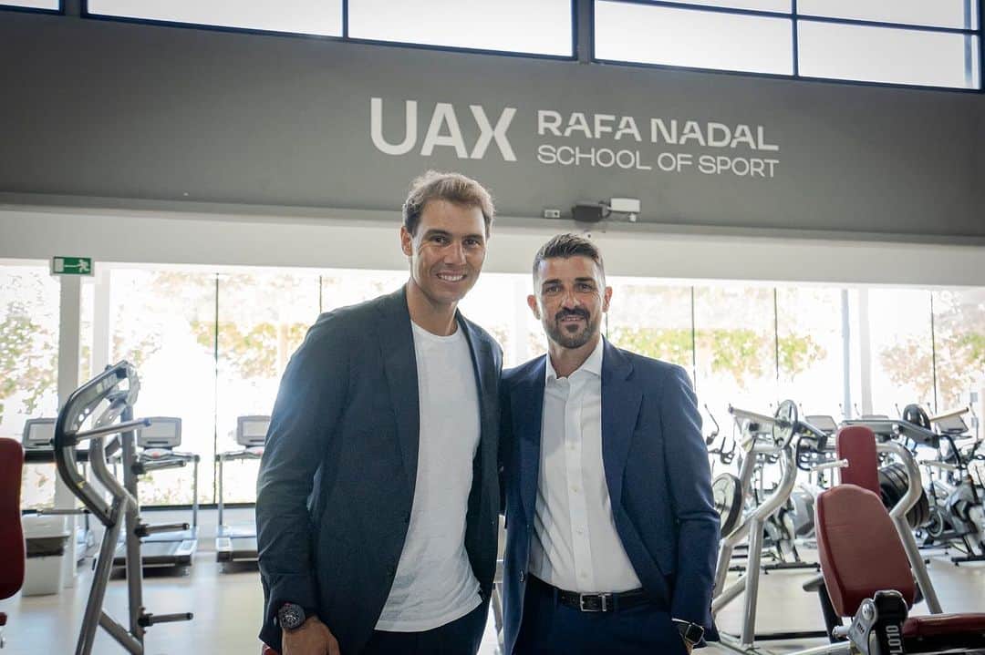 ダビド・ビジャのインスタグラム：「Encantado de acompañar a Rafa Nadal y mis amigos de la Universidad Alfonso X el Sabio en el acto de apertura del curso académico 2023-2024.  #UAX #UAXRafaNadalSchoolofSport #Universidad #RafaNadal #ActodeApertura #UniversidadMadrid #IniciodeCurso #CampusUA× #AgendaUAX」
