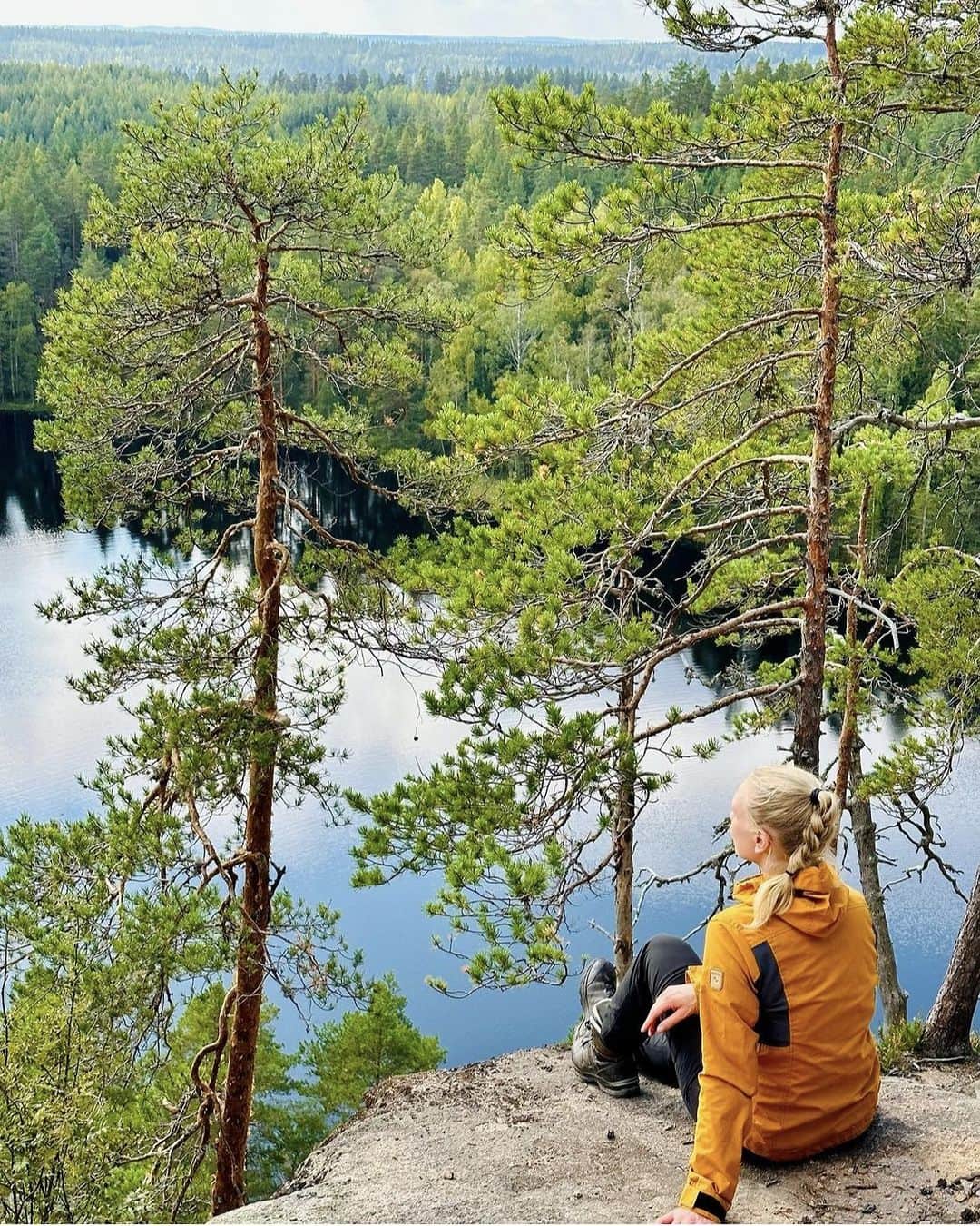 フィンランド政府観光局さんのインスタグラム写真 - (フィンランド政府観光局Instagram)「Repovesi（レポヴェシ）国立公園はヘルシンキからわずか2～3時間の場所にあり、短期の旅行中でも簡単にアクセスできます。  レポヴェシの魅力は、Lapinsalmi（ラピンサルミ）橋、手動のFox（フォックス）フェリー、くつろげるレンタルのキャンプファイヤー小屋、この国立公園の一番高い場所から見える美しい風景などです。高さ50メートルのOlhavanvuori（オルハヴァンヴオリ）は、フィンランドで最高のロッククライミングのできる場所です。夏や秋にレポヴェシに行くなら、自然享受権の恩恵を利用して、キノコや野生のベリーを摘んでみましょう。 . 📸 @polkunapohjantahti Kiitos! 🙏  #visitfinland #ourfinland #visitfinlandjp #finland #北欧旅行 #travelgram #フィンランド #フィンランド政府観光局 #北欧 #travel #instatravel #travel #travelgram #travelling #traveler #旅したくなるフォト #旅行 #旅 #海外旅行 #travelphotography #国立公園 #自然 #旅行大好き #旅行好き #旅スタグラム #旅好き #ヨーロッパ旅行 #旅に出たい #トラベル」9月20日 16時33分 - visitfinlandjapan