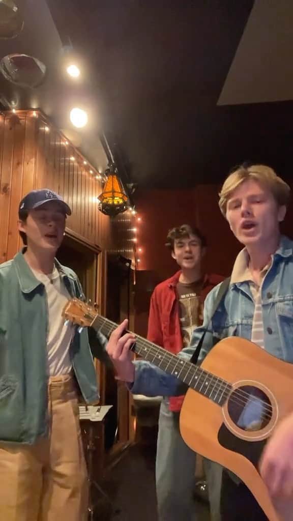 New Hope Clubのインスタグラム：「How’s our Korean? 😬  Can’t wait to come back to Korea and headline the Green stage at @busanrockfest next month 🇰🇷」
