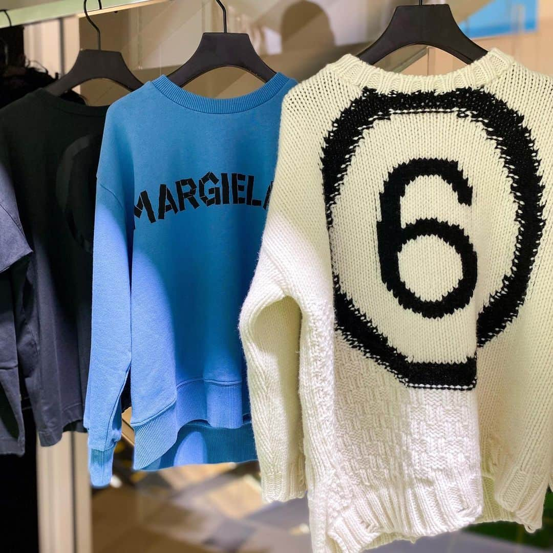 HANKYU.MODEさんのインスタグラム写真 - (HANKYU.MODEInstagram)「. MM6 Maison Margiela KIDS POP UP STORE Until 9/26(tue) 18:00 At 11F Cotocoto Stage111  エッセンシャルなアイテムとアイコニックなデザインから個性的なワードローブを展開するMM6 Maison Margiela。リラックス感のあるシルエットで仕上げたスウェットやエレガントなジャケットスタイルを提案。 ニット帽やマフラーなどもラインアップ。  Page1 ニット帽　23,100円 マフラー　29,700円 ソックス　12,100円 ヘッドバンド　16,500円  #MM6MaisonMargiela #MM6 #MM6キッズ  #hankyumode #hankyu #阪急うめだ本店 #阪急本店 #うめはん #ファッション  #hankyumode23aw #ビーニー #マフラー #冬小物 #キッズウェア」9月21日 12時00分 - hankyumode