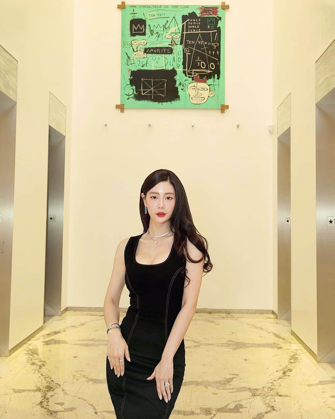 クララのインスタグラム：「a stroll through #TheTiffanyLandmark #TiffanyBlueBook #TiffanyAndCo @tiffanyandco」