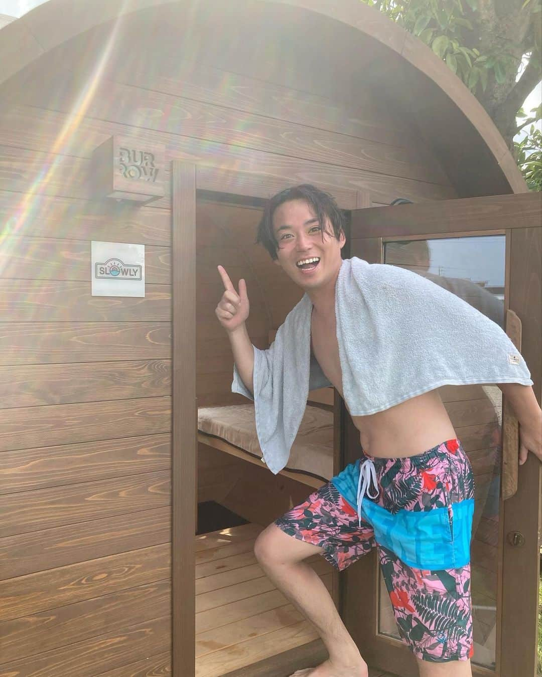 佐藤大樹のインスタグラム：「佐藤のアナザースカイことSLOWLYにサウナがオープン♨️ 世界中から人来ちゃうよ🏄  #slowly #千葉 #一ノ宮 #サウナ #サーフィン #サーフショップ」