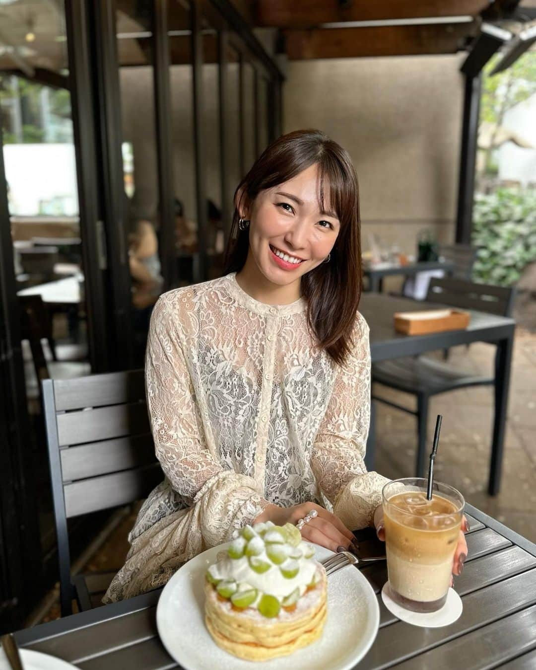 shizuka.watanabeさんのインスタグラム写真 - (shizuka.watanabeInstagram)「IVY PLACE 🕊  代官山で会おうー！ってなると、だいたいここに行くお決まりのivy place  そういえばアートメイクしてから1週間が経過！  数年前に入れたアートメイクが薄くなったのでまたアートメイクしてきたの🫶  めちゃくちゃ眉毛が楽になったー!!!  before afterが全然違う♪  サウナ行ったりジム行ったりお化粧しないで過ごす日が多いから、ノーメイクでも眉毛がしっかり整ってるだけできちんとしてる感が出る！  今回はお友達の紹介で　@mae___art さんにお願いしたよ！眉毛アートとても上手でした♡  麻酔は今までクリーム麻酔でやってたけど、初めて注射のブロック麻酔を使ってみた！ 注射で麻酔をするんだけど...即効性があってすぐに施術に移れるから忙しい方にピッタリ✨  私の紹介と行ってもらえれば紹介割でブロック麻酔（5500円）無料または3,000円オフになるそうです♪  是非アートメイク考えてる方はお安くなるので使ってね🤍  #眉毛アートメイク　#アートメイク　#메이크 #메이크업 #몸스타그램　#artmakeup #アートメイク #アートメイク眉 #ivyplace #代官山カフェ #代官山ランチ」9月20日 16時46分 - shizuka.watanabe