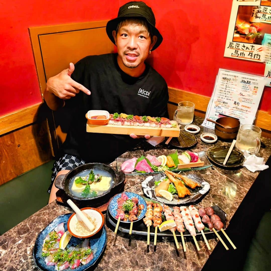 剛王のインスタグラム：「久しぶりに梅田東通り商店街でご飯。 黒毛和牛のお寿司や新鮮な朝挽き鶏の料理など、たっぷり美味しい肉料理を堪能できて、華やかな見た目の肉寿司は、黒毛和牛や馬肉など、様々な部位と調理法したメニュー。 朝挽き鶏や希少部位の牛肉を使用した串焼きも人気で多彩な日本酒もあって、お好みに合わせて楽しめる。 店主自らがデザインしたお洒落な和空間で、普段お食事はもちろん、ご宴会や貸切まで幅広いシーンで利用できるお店行ってきた。 肉料理 肉の寿司 okitaya 梅田東通り店 @okitaya.2 #梅田グルメ #梅田肉寿司 #梅田焼き鳥 #梅田ランチ #肉寿司食べ放題 #梅田居酒屋   今回注文したのが ●和牛炙りユッケ棒寿司 ￥1.680   うに、いくらのせ + ￥780 ●焼鳥盛り合わせ ￥1.680 ●肉と魚の盛り合わせ 6種 ￥1.350 ●ごまはまちポン酢 ￥680 ●手羽先唐揚げ(塩、たれ、ジャークチキン)一本 ￥220 ●だしまきたまご 貝出汁 ￥680 ●自家製ジンジャーエール ￥350 追加 ●肝(塩ごま油) 2本￥360 ●生海老チリ 濃厚蘭王添え ￥880 ●数量限定 はまちレアカツ 大葉味噌で ￥780 ●低温調理 鶏レバ刺 ￥580 ●サーモンとアボカド韓国風ロール ￥820  -------------------------------------------------------------------------------------------------- 肉料理 肉の寿司 okitaya 梅田東通り店 住所 大阪府大阪市北区堂山町8-11 SK2ビル 2F 営業時間 【全日】 12:00～23:00 定休日 不定休 【お店のアカウント】 @okitaya.2 -------------------------------------------------------------------------------------------------- どれもめちゃうまやった。 手羽先の唐揚げは中骨抜いてくれてるからそのまんまかぶりつけて新食感を感じた。 ジャークチキンがおすすめ。 肉寿司、焼鳥はもちろんうまかったけど俺の好みでは鶏レバが最高。 串の肝塩ごま油何本でもいけるし低温調理の鶏レバ刺も最高。 レバー好きすぎてレバーの枕で寝たいw  今回お酒は飲んでないけど自家製ジンジャーエールがなんか冷やしあめっぽくて俺は好き。 日本酒も色々と揃ってて次は飲みたいな。 梅田東通り行ったらよってみて。  #大阪グルメ #大阪居酒屋 #woomypr #肉 #魚 #焼鳥 #肉寿司 #梅田」