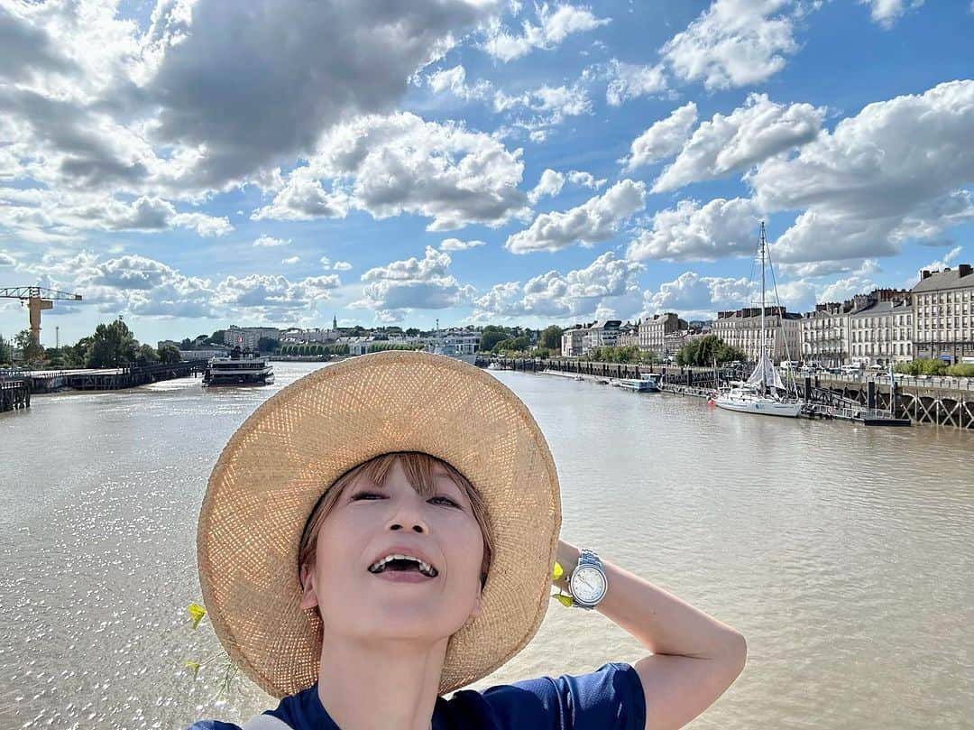 広崎うらんのインスタグラム：「ナント🇫🇷めちゃくちゃ気持ちの良いローヌ川沿い😍フェリーで対岸へ渡り戻り⛴️知らない人と仲良くなり #レ・マシーヌ・ド・リール の巨大像の散歩に遭遇🤩！知らない人に写真を撮って貰った❤️ワークショップの合間の貴重ないちにち😚 @lesmachinesntes」