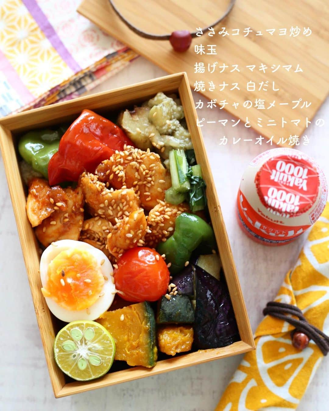 母熊?#お昼が楽しみになるお弁当??JAPANさんのインスタグラム写真 - (母熊?#お昼が楽しみになるお弁当??JAPANInstagram)「. #お昼が楽しみになるお弁当  #娘弁当  娘の学校の時間割の都合で、どうやら後期はお弁当の日が増えるらしい〜😵  ぜんぜん気張らない感じでゆるっといきます😅 薄目で見守ってください。  #味つけオイル が便利過ぎて、うっかりアレコレ使ってしまいます。 家族の評判も良いです😂 畑で採れたピーマンが野菜室で渋滞してて🫑🫑🫑 ただフライパンで焼いて塩振ってカレーオイルをかけて仕上げただけの副菜がおいしくて😋やけにピーマンがはかどっちゃいました🤭オイルサマサマ✨✨  後ろのページに載せた別日のお弁当ですが、ひとつ前に投稿したボリュームサンドでハロウィンプレートで作った、魚焼きグリルのチキングリルをザクザク切って入れました💖 蓋する前にガーリックオイル追いがけしてます😆  お弁当箱は 四角いのが #公長齋小菅  丸いのが #栗久 #曲げわっぱ  @oillio_ajitsuke  #locari #ランチ#おうちごはん  #おうちごはんLover #フーディーテーブル #マカロニメイト」9月20日 7時51分 - rosso___