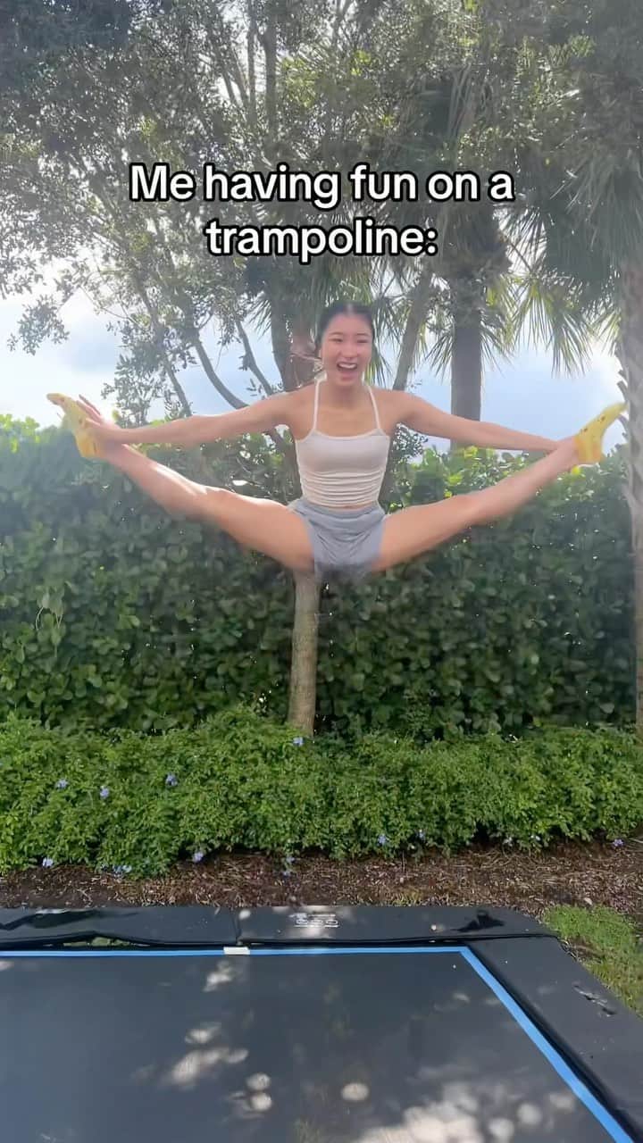 篠原枝令菜のインスタグラム：「Bruhhh I’m just tryna jump as high as I can!! I CANT EVEN BACKFLIP BRUH  #gymnast #trampoline #flips」