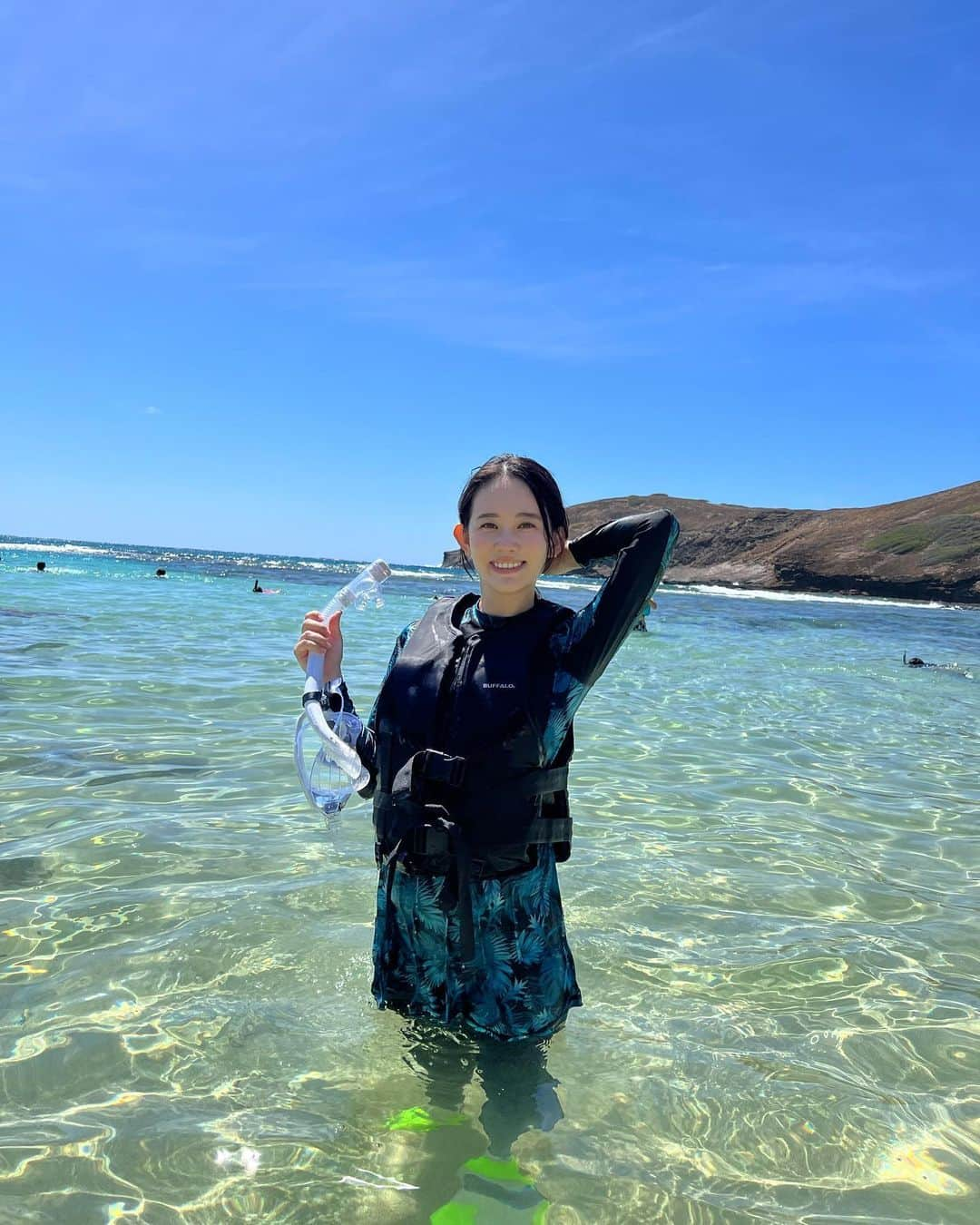 勝田梨乃さんのインスタグラム写真 - (勝田梨乃Instagram)「⁡ ⁡ Summer vacation🌺 ⁡ ハナウマベイのビーチが綺麗すぎて ずっと潜ってられた....🥹  1日中海で遊んだあと、夜は花火を見にビーチへ。 ずっと外にいたから顔が真っ赤🍎 ⁡ Day4 ⁡ #ハナウマベイ #金曜日の花火ショー」9月20日 7時54分 - rino_katsuta