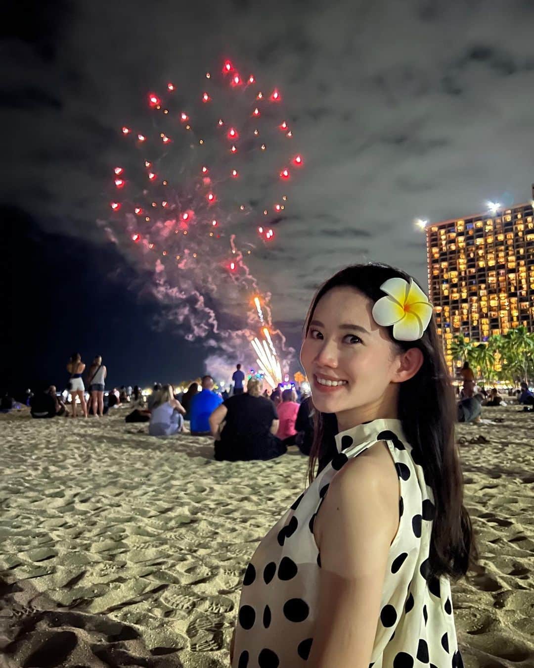 勝田梨乃さんのインスタグラム写真 - (勝田梨乃Instagram)「⁡ ⁡ Summer vacation🌺 ⁡ ハナウマベイのビーチが綺麗すぎて ずっと潜ってられた....🥹  1日中海で遊んだあと、夜は花火を見にビーチへ。 ずっと外にいたから顔が真っ赤🍎 ⁡ Day4 ⁡ #ハナウマベイ #金曜日の花火ショー」9月20日 7時54分 - rino_katsuta