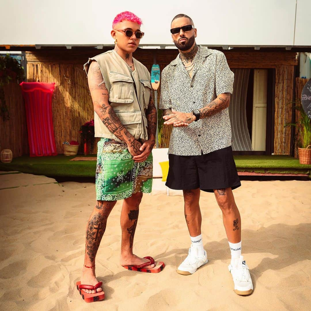 NICKY JAMさんのインスタグラム写真 - (NICKY JAMInstagram)「Vamo a pasar este verano como en la última foto mientras escuchamos Calor 😂 🌊」9月20日 7時54分 - nickyjam