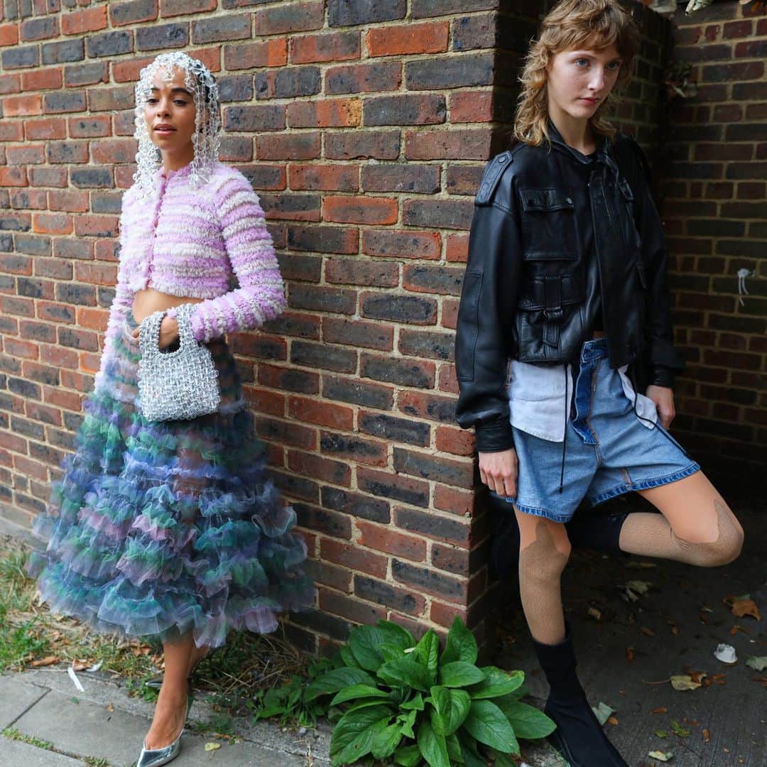 Vogueさんのインスタグラム写真 - (VogueInstagram)「#LondonFashionWeek was filled with happenings this spring 2024 season—Vogue World, a 30 Years of British Fashion Exhibition, and of course, all the Fashion Week shows, to name a few. To match the energy of the city, British street stylers seemed to be in a colorful mood, mixing and matching prints and wearing the boldest of hues.  Before we head to #MilanFashionWeek, tap the link in our bio to revisit all the best street-style looks seen during London Fashion Week. Photographed by @mrstreetpeeper」9月20日 8時06分 - voguemagazine