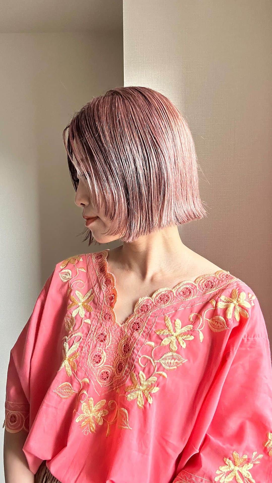和田美由紀のインスタグラム：「おはようございます🥰 引き続き短めボブに戻りました✂️💕 神オーナーカットにより顔まわりも短くなって 巻き方変えると雰囲気も変えれておすすめです🫶🏻 ヘアカラーのお揃いオーダー多くて嬉しいです🥺 秋っぽく深みのあるチョコレートラベンダーも可愛いです💕💕 では本日もよろしくお願いします🥰  #ボブヘアアレンジ #スタイリング #セルフアレンジ #ヘアアレンジ　 #イルミナカラー #イルミナカラーサンセット #hairarrange  #lorensalon」