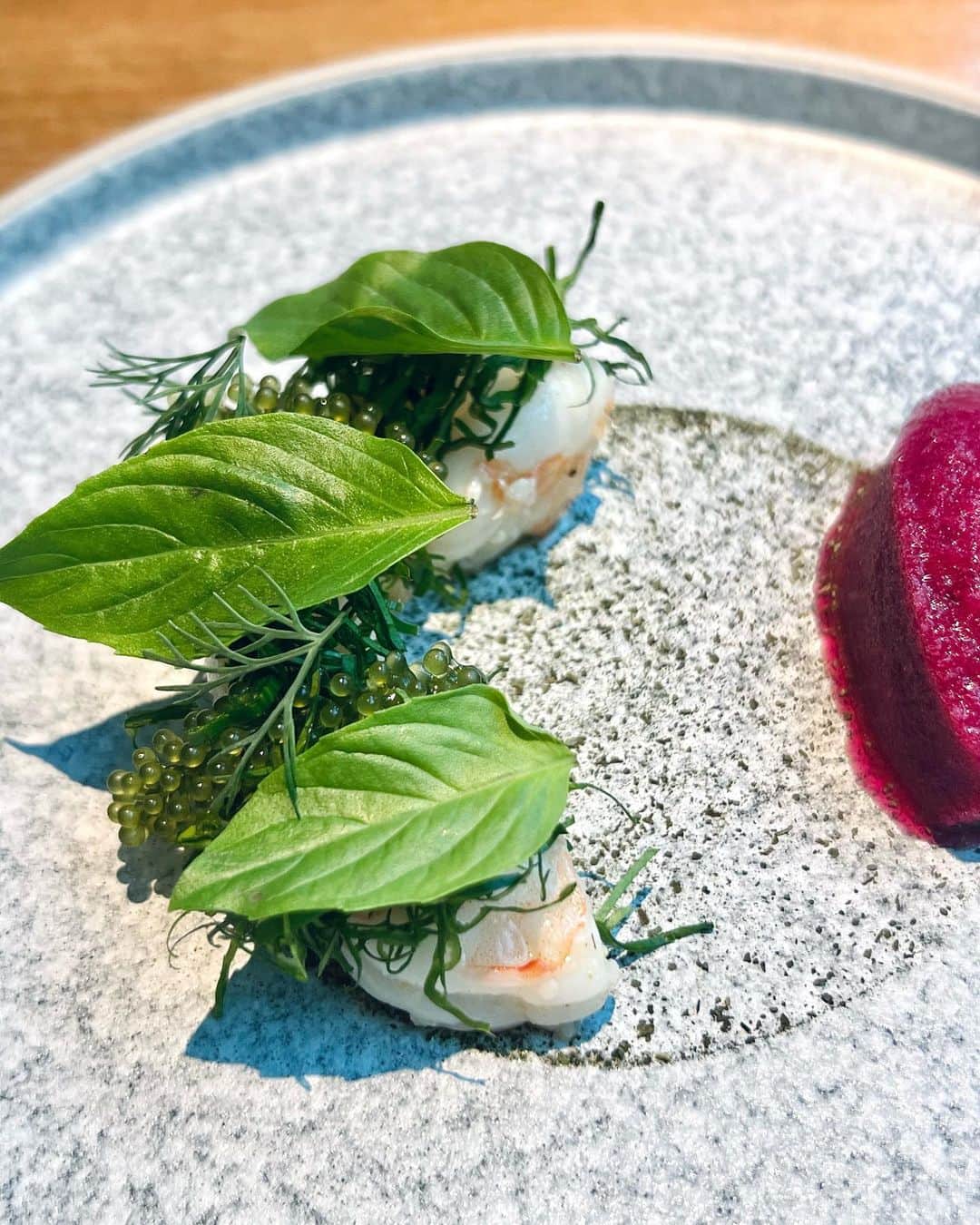 のインスタグラム：「2023 #asias50bestrestaurants 🥇第1位に選ばれた タイ🇹🇭バンコクの @ledubkk に行ってきました。  とてもカジュアルな店構えに、フレンドリーなサービススタッフ。ハーブ🌿を多く飛び入れたタイを感じるお料理はどれもユニークで大満足😋😋😋  ミシュランと色々と比べられる 50 アワードですが、旅先でどこに行くか迷ったら時の1つの指南役として、本当に助かってます👏👏😋  タイに行ったらぜひ試して欲しいお店の1つです🫶  Thank you sooooooo much for everything @cheftonn and team @ledubkk   Next time @nusarabkk for sure 🤞  #Worlds50Best #Asias50Best #50BestDiscovery #50BestTasteHunter」