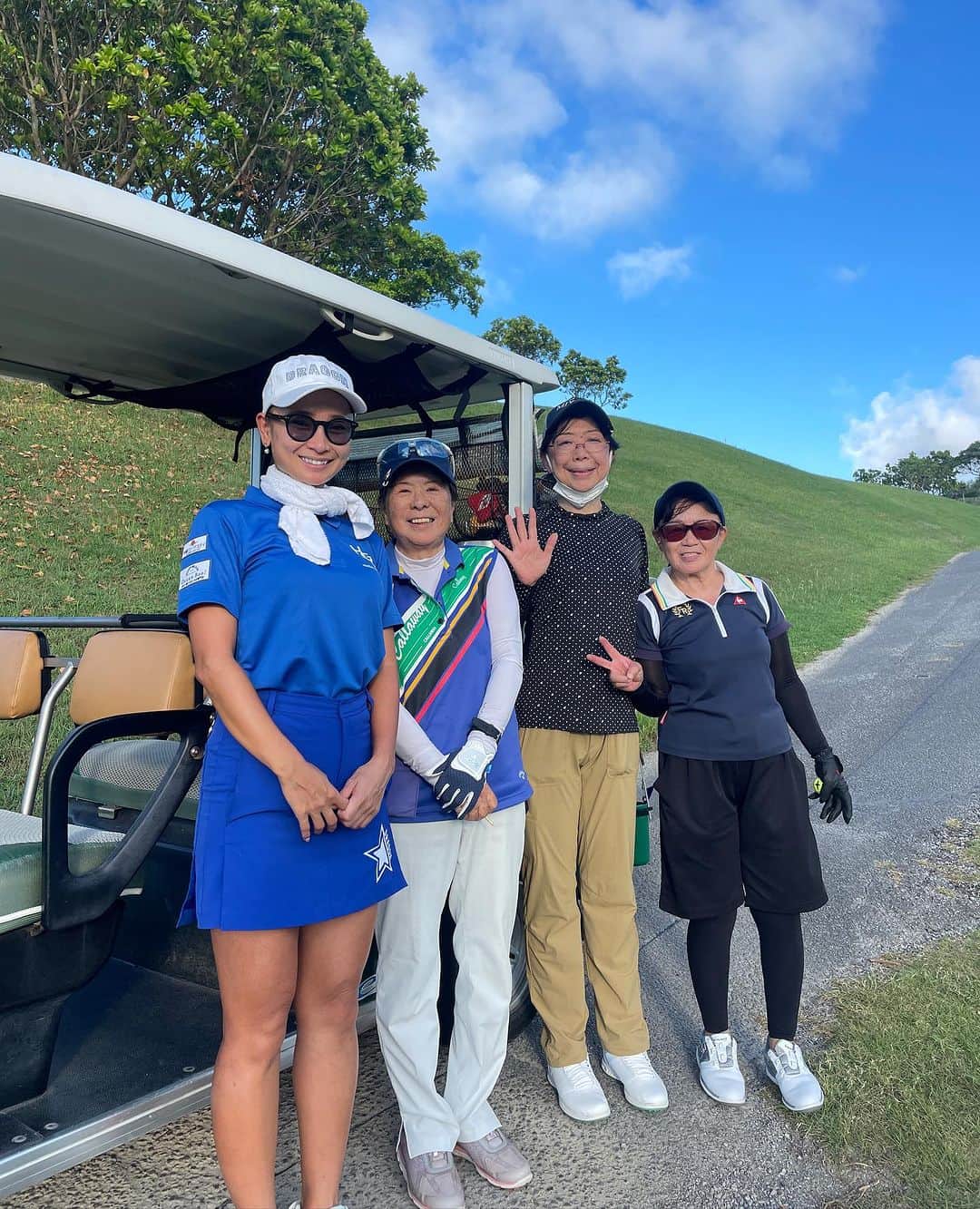 呉屋ありさのインスタグラム：「. . 最近嬉しかった事。 たっくさーんあるんだけど🙄  先日の沖縄ゴルフ女子活性企画ラウンドレッスンで 75歳でゴルフを始められたお2人の方。 80歳シニアゴルファーのラウンドに同行し  ロングコース始めてのお2人は 広いコースに感動、カートに乗る事も初めてで 何もかもに喜んでいた。  そして80歳シニアゴルファーは 高い傾斜もどんどん登って打つ。  私はもの凄くパワー貰いました‼︎  そうゆう中でやっぱりゴルフは生涯スポーツだなぁと 人と関わり続けるスポーツだな。と幸せな気持ちになりました❤️  今日もたくさん幸せを見つけよう  以上。  #考えるな感じろ  #ゴルフのある暮らし　 #豊かな時間  #ハイサイゴルフガールズ」