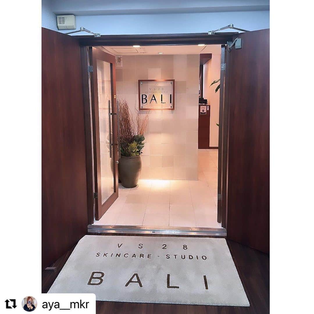 vs28baliさんのインスタグラム写真 - (vs28baliInstagram)「#Repost @aya__mkr さま  池袋店へのご来店と素敵な投稿ありがとうございます🫶  当店のフェイシャルコースには 肩首デコルテ、ハンドケア、 フットリラックスケアが付いています👍  お顔に効果を出すためには そこへつながる全身の血流アップが大切だからです❗️  どんなに美容液を使っていても その土台へ栄養が運ばれなければ 本当の美肌は作られません🥹✨  だんだん気温が下がってくるこれからの時季、 血行不良は美と健康の大敵です☹️💦  血行促進＆美肌効果をぜひ当店で体感してください😊  ご予約・詳細はプロフィールリンクまたはハイライトからチェック🔗  ・・・ *･ヾ(Ő∀︎Ő๑)ｫﾊｮｫ✫ﾟ︎*ｺﾞｻﾞｲﾏｽ💛  全国25店舗展開されている 🏝️南国リゾートのようなサロン🏝️ @vs28bali 💛 『VS28スキンケアスタジオBALI』に 行って来ました٩(ˊᗜˋ*)و💛  店内はバリ島の南国リゾートのオシャレな雰囲気🏝️ オシャレで癒される空間💛  今回は【毛穴洗浄フェイシャルコース 　＋徹底美白ダブルオプションケア】✨  丁寧なカウンセリング。 お肌の状態も細かくみてもらえます✨ ココで嬉しかったこと💛 綺麗なスタッフさんから、 『お肌綺麗ですね✨』って言ってもらえたこと(๑°艸°๑)🩷 実際、肌年齢も実年齢より３つだけ上でした🙌🏻  施術してもらって‥ 今まで受けたことのあるフェイシャルエステの中で ダントツ1位の気持ち良さでした🥇 オールハンドの技術のスゴさ(⊙︎ﾛ⊙︎)✨ 感動しました🥺✨  半顔ずつ施術してくれて、 施術前後の違いを確認しながらの 丁寧な施術✨ 目に見える汚れ等もその場で見せてもらえます。 パック時間などの待機時間は 肩、首、腕、足、デコルテなど マッサージしてもらえて、 時間を有効に活用してもらえる至福の時間✨  ザラつきのあった鼻と顎がツルツルに(☆︎∀︎☆︎)✨  気になっていた顔の浮腫みや ガチガチだった首や肩は、 ゴッドハンドのマッサージのおかげで、 フェイスラインはスッキリ✨ トーンアップも実感💛 更に首と肩もとても軽くなりました🙌🏻  今後、自分へのご褒美に通いたいと思っています♥️  今回体験した 【毛穴洗浄フェイシャルコース徹底美白ダブルオプションケア】✨ 約60分　通常価格23,100円～ →初回体験価格6,600円✨ 全国に41店舗展開しているスキンケアスタジオにて お受けいただける、上記のキャンペーン開催中✨ （https://ebm-co.jp/bihaku-first/） 詳しくは☝︎をご覧ください💛  URLをストーリーに貼りつけておくので、 是非ご覧ください💛  コレ♥️かなりお得です🉐 そして自信を持ってオススメします❣️  極上のリラックス効果を是非体感していただきたいヾ(*>∀<)ﾉﾞ💛  今日もステキな一日になりますように☺️🧡  @vs28bali #美白Wケア #PR #スキンケアスタジオ #イービーエム化粧品 #フェイシャル #毛穴洗浄 #美肌 #ブルームオーラ #美肌ケア  #ebm #保湿ケア #保湿ケア #フェイシャルエステ 🩷 #スキンケアスタジオlp」9月20日 8時34分 - vs28bali
