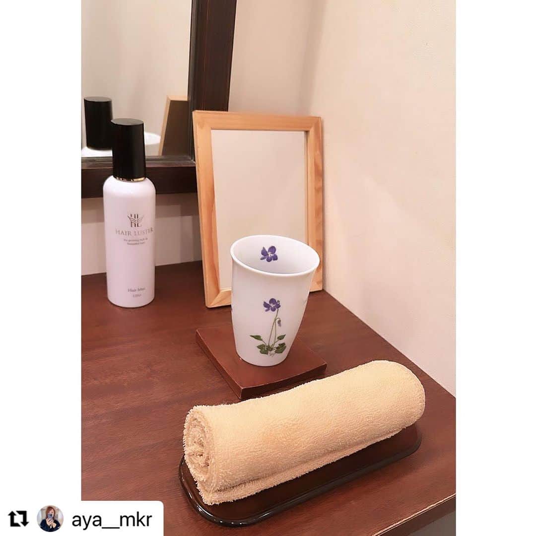 vs28baliさんのインスタグラム写真 - (vs28baliInstagram)「#Repost @aya__mkr さま  池袋店へのご来店と素敵な投稿ありがとうございます🫶  当店のフェイシャルコースには 肩首デコルテ、ハンドケア、 フットリラックスケアが付いています👍  お顔に効果を出すためには そこへつながる全身の血流アップが大切だからです❗️  どんなに美容液を使っていても その土台へ栄養が運ばれなければ 本当の美肌は作られません🥹✨  だんだん気温が下がってくるこれからの時季、 血行不良は美と健康の大敵です☹️💦  血行促進＆美肌効果をぜひ当店で体感してください😊  ご予約・詳細はプロフィールリンクまたはハイライトからチェック🔗  ・・・ *･ヾ(Ő∀︎Ő๑)ｫﾊｮｫ✫ﾟ︎*ｺﾞｻﾞｲﾏｽ💛  全国25店舗展開されている 🏝️南国リゾートのようなサロン🏝️ @vs28bali 💛 『VS28スキンケアスタジオBALI』に 行って来ました٩(ˊᗜˋ*)و💛  店内はバリ島の南国リゾートのオシャレな雰囲気🏝️ オシャレで癒される空間💛  今回は【毛穴洗浄フェイシャルコース 　＋徹底美白ダブルオプションケア】✨  丁寧なカウンセリング。 お肌の状態も細かくみてもらえます✨ ココで嬉しかったこと💛 綺麗なスタッフさんから、 『お肌綺麗ですね✨』って言ってもらえたこと(๑°艸°๑)🩷 実際、肌年齢も実年齢より３つだけ上でした🙌🏻  施術してもらって‥ 今まで受けたことのあるフェイシャルエステの中で ダントツ1位の気持ち良さでした🥇 オールハンドの技術のスゴさ(⊙︎ﾛ⊙︎)✨ 感動しました🥺✨  半顔ずつ施術してくれて、 施術前後の違いを確認しながらの 丁寧な施術✨ 目に見える汚れ等もその場で見せてもらえます。 パック時間などの待機時間は 肩、首、腕、足、デコルテなど マッサージしてもらえて、 時間を有効に活用してもらえる至福の時間✨  ザラつきのあった鼻と顎がツルツルに(☆︎∀︎☆︎)✨  気になっていた顔の浮腫みや ガチガチだった首や肩は、 ゴッドハンドのマッサージのおかげで、 フェイスラインはスッキリ✨ トーンアップも実感💛 更に首と肩もとても軽くなりました🙌🏻  今後、自分へのご褒美に通いたいと思っています♥️  今回体験した 【毛穴洗浄フェイシャルコース徹底美白ダブルオプションケア】✨ 約60分　通常価格23,100円～ →初回体験価格6,600円✨ 全国に41店舗展開しているスキンケアスタジオにて お受けいただける、上記のキャンペーン開催中✨ （https://ebm-co.jp/bihaku-first/） 詳しくは☝︎をご覧ください💛  URLをストーリーに貼りつけておくので、 是非ご覧ください💛  コレ♥️かなりお得です🉐 そして自信を持ってオススメします❣️  極上のリラックス効果を是非体感していただきたいヾ(*>∀<)ﾉﾞ💛  今日もステキな一日になりますように☺️🧡  @vs28bali #美白Wケア #PR #スキンケアスタジオ #イービーエム化粧品 #フェイシャル #毛穴洗浄 #美肌 #ブルームオーラ #美肌ケア  #ebm #保湿ケア #保湿ケア #フェイシャルエステ 🩷 #スキンケアスタジオlp」9月20日 8時34分 - vs28bali