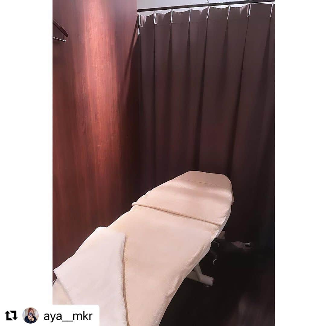 vs28baliさんのインスタグラム写真 - (vs28baliInstagram)「#Repost @aya__mkr さま  池袋店へのご来店と素敵な投稿ありがとうございます🫶  当店のフェイシャルコースには 肩首デコルテ、ハンドケア、 フットリラックスケアが付いています👍  お顔に効果を出すためには そこへつながる全身の血流アップが大切だからです❗️  どんなに美容液を使っていても その土台へ栄養が運ばれなければ 本当の美肌は作られません🥹✨  だんだん気温が下がってくるこれからの時季、 血行不良は美と健康の大敵です☹️💦  血行促進＆美肌効果をぜひ当店で体感してください😊  ご予約・詳細はプロフィールリンクまたはハイライトからチェック🔗  ・・・ *･ヾ(Ő∀︎Ő๑)ｫﾊｮｫ✫ﾟ︎*ｺﾞｻﾞｲﾏｽ💛  全国25店舗展開されている 🏝️南国リゾートのようなサロン🏝️ @vs28bali 💛 『VS28スキンケアスタジオBALI』に 行って来ました٩(ˊᗜˋ*)و💛  店内はバリ島の南国リゾートのオシャレな雰囲気🏝️ オシャレで癒される空間💛  今回は【毛穴洗浄フェイシャルコース 　＋徹底美白ダブルオプションケア】✨  丁寧なカウンセリング。 お肌の状態も細かくみてもらえます✨ ココで嬉しかったこと💛 綺麗なスタッフさんから、 『お肌綺麗ですね✨』って言ってもらえたこと(๑°艸°๑)🩷 実際、肌年齢も実年齢より３つだけ上でした🙌🏻  施術してもらって‥ 今まで受けたことのあるフェイシャルエステの中で ダントツ1位の気持ち良さでした🥇 オールハンドの技術のスゴさ(⊙︎ﾛ⊙︎)✨ 感動しました🥺✨  半顔ずつ施術してくれて、 施術前後の違いを確認しながらの 丁寧な施術✨ 目に見える汚れ等もその場で見せてもらえます。 パック時間などの待機時間は 肩、首、腕、足、デコルテなど マッサージしてもらえて、 時間を有効に活用してもらえる至福の時間✨  ザラつきのあった鼻と顎がツルツルに(☆︎∀︎☆︎)✨  気になっていた顔の浮腫みや ガチガチだった首や肩は、 ゴッドハンドのマッサージのおかげで、 フェイスラインはスッキリ✨ トーンアップも実感💛 更に首と肩もとても軽くなりました🙌🏻  今後、自分へのご褒美に通いたいと思っています♥️  今回体験した 【毛穴洗浄フェイシャルコース徹底美白ダブルオプションケア】✨ 約60分　通常価格23,100円～ →初回体験価格6,600円✨ 全国に41店舗展開しているスキンケアスタジオにて お受けいただける、上記のキャンペーン開催中✨ （https://ebm-co.jp/bihaku-first/） 詳しくは☝︎をご覧ください💛  URLをストーリーに貼りつけておくので、 是非ご覧ください💛  コレ♥️かなりお得です🉐 そして自信を持ってオススメします❣️  極上のリラックス効果を是非体感していただきたいヾ(*>∀<)ﾉﾞ💛  今日もステキな一日になりますように☺️🧡  @vs28bali #美白Wケア #PR #スキンケアスタジオ #イービーエム化粧品 #フェイシャル #毛穴洗浄 #美肌 #ブルームオーラ #美肌ケア  #ebm #保湿ケア #保湿ケア #フェイシャルエステ 🩷 #スキンケアスタジオlp」9月20日 8時34分 - vs28bali