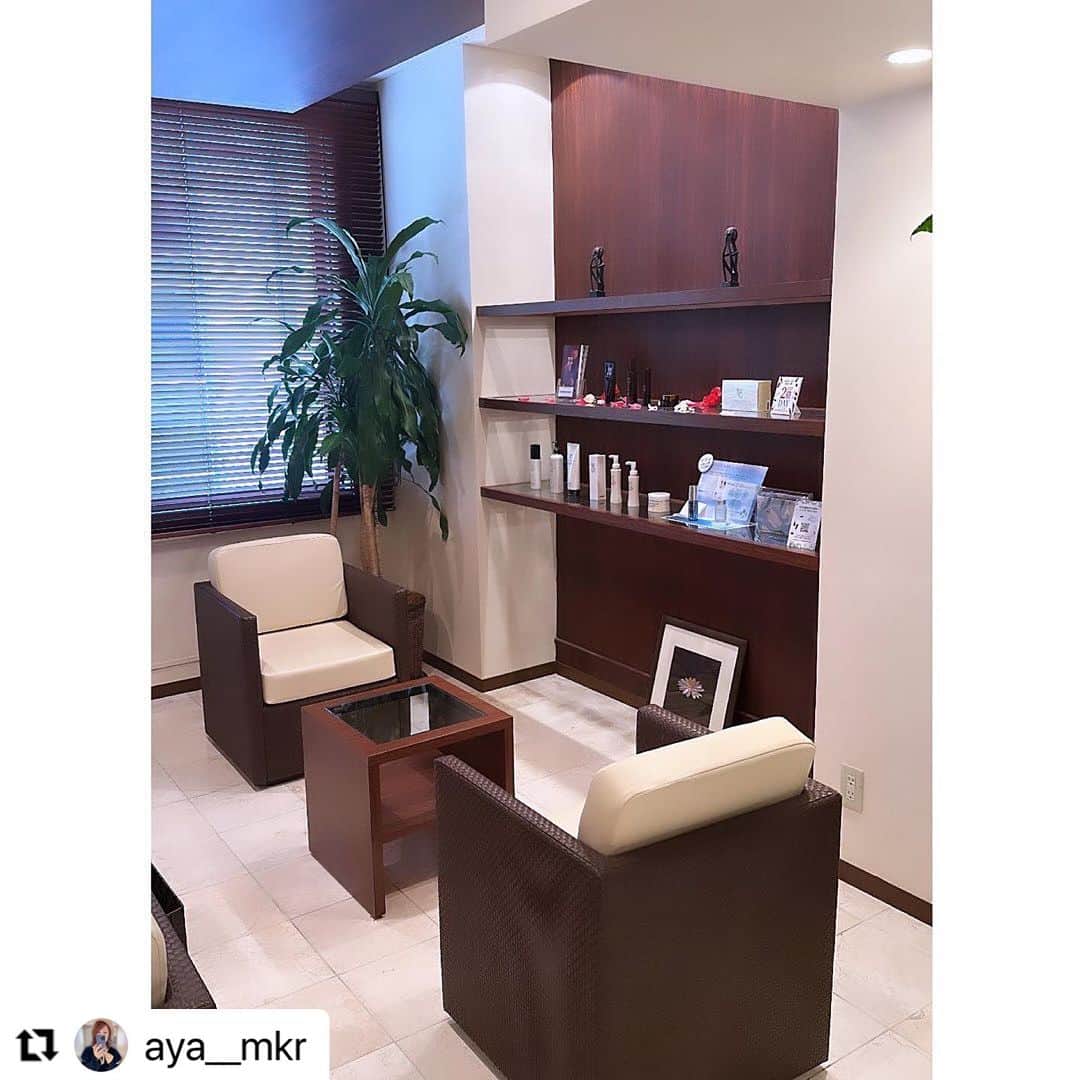 vs28baliさんのインスタグラム写真 - (vs28baliInstagram)「#Repost @aya__mkr さま  池袋店へのご来店と素敵な投稿ありがとうございます🫶  当店のフェイシャルコースには 肩首デコルテ、ハンドケア、 フットリラックスケアが付いています👍  お顔に効果を出すためには そこへつながる全身の血流アップが大切だからです❗️  どんなに美容液を使っていても その土台へ栄養が運ばれなければ 本当の美肌は作られません🥹✨  だんだん気温が下がってくるこれからの時季、 血行不良は美と健康の大敵です☹️💦  血行促進＆美肌効果をぜひ当店で体感してください😊  ご予約・詳細はプロフィールリンクまたはハイライトからチェック🔗  ・・・ *･ヾ(Ő∀︎Ő๑)ｫﾊｮｫ✫ﾟ︎*ｺﾞｻﾞｲﾏｽ💛  全国25店舗展開されている 🏝️南国リゾートのようなサロン🏝️ @vs28bali 💛 『VS28スキンケアスタジオBALI』に 行って来ました٩(ˊᗜˋ*)و💛  店内はバリ島の南国リゾートのオシャレな雰囲気🏝️ オシャレで癒される空間💛  今回は【毛穴洗浄フェイシャルコース 　＋徹底美白ダブルオプションケア】✨  丁寧なカウンセリング。 お肌の状態も細かくみてもらえます✨ ココで嬉しかったこと💛 綺麗なスタッフさんから、 『お肌綺麗ですね✨』って言ってもらえたこと(๑°艸°๑)🩷 実際、肌年齢も実年齢より３つだけ上でした🙌🏻  施術してもらって‥ 今まで受けたことのあるフェイシャルエステの中で ダントツ1位の気持ち良さでした🥇 オールハンドの技術のスゴさ(⊙︎ﾛ⊙︎)✨ 感動しました🥺✨  半顔ずつ施術してくれて、 施術前後の違いを確認しながらの 丁寧な施術✨ 目に見える汚れ等もその場で見せてもらえます。 パック時間などの待機時間は 肩、首、腕、足、デコルテなど マッサージしてもらえて、 時間を有効に活用してもらえる至福の時間✨  ザラつきのあった鼻と顎がツルツルに(☆︎∀︎☆︎)✨  気になっていた顔の浮腫みや ガチガチだった首や肩は、 ゴッドハンドのマッサージのおかげで、 フェイスラインはスッキリ✨ トーンアップも実感💛 更に首と肩もとても軽くなりました🙌🏻  今後、自分へのご褒美に通いたいと思っています♥️  今回体験した 【毛穴洗浄フェイシャルコース徹底美白ダブルオプションケア】✨ 約60分　通常価格23,100円～ →初回体験価格6,600円✨ 全国に41店舗展開しているスキンケアスタジオにて お受けいただける、上記のキャンペーン開催中✨ （https://ebm-co.jp/bihaku-first/） 詳しくは☝︎をご覧ください💛  URLをストーリーに貼りつけておくので、 是非ご覧ください💛  コレ♥️かなりお得です🉐 そして自信を持ってオススメします❣️  極上のリラックス効果を是非体感していただきたいヾ(*>∀<)ﾉﾞ💛  今日もステキな一日になりますように☺️🧡  @vs28bali #美白Wケア #PR #スキンケアスタジオ #イービーエム化粧品 #フェイシャル #毛穴洗浄 #美肌 #ブルームオーラ #美肌ケア  #ebm #保湿ケア #保湿ケア #フェイシャルエステ 🩷 #スキンケアスタジオlp」9月20日 8時34分 - vs28bali