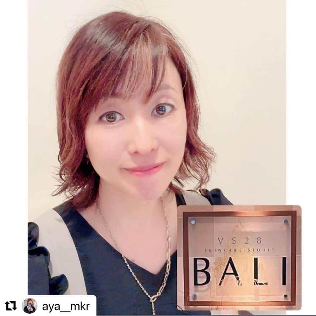 vs28baliさんのインスタグラム写真 - (vs28baliInstagram)「#Repost @aya__mkr さま  池袋店へのご来店と素敵な投稿ありがとうございます🫶  当店のフェイシャルコースには 肩首デコルテ、ハンドケア、 フットリラックスケアが付いています👍  お顔に効果を出すためには そこへつながる全身の血流アップが大切だからです❗️  どんなに美容液を使っていても その土台へ栄養が運ばれなければ 本当の美肌は作られません🥹✨  だんだん気温が下がってくるこれからの時季、 血行不良は美と健康の大敵です☹️💦  血行促進＆美肌効果をぜひ当店で体感してください😊  ご予約・詳細はプロフィールリンクまたはハイライトからチェック🔗  ・・・ *･ヾ(Ő∀︎Ő๑)ｫﾊｮｫ✫ﾟ︎*ｺﾞｻﾞｲﾏｽ💛  全国25店舗展開されている 🏝️南国リゾートのようなサロン🏝️ @vs28bali 💛 『VS28スキンケアスタジオBALI』に 行って来ました٩(ˊᗜˋ*)و💛  店内はバリ島の南国リゾートのオシャレな雰囲気🏝️ オシャレで癒される空間💛  今回は【毛穴洗浄フェイシャルコース 　＋徹底美白ダブルオプションケア】✨  丁寧なカウンセリング。 お肌の状態も細かくみてもらえます✨ ココで嬉しかったこと💛 綺麗なスタッフさんから、 『お肌綺麗ですね✨』って言ってもらえたこと(๑°艸°๑)🩷 実際、肌年齢も実年齢より３つだけ上でした🙌🏻  施術してもらって‥ 今まで受けたことのあるフェイシャルエステの中で ダントツ1位の気持ち良さでした🥇 オールハンドの技術のスゴさ(⊙︎ﾛ⊙︎)✨ 感動しました🥺✨  半顔ずつ施術してくれて、 施術前後の違いを確認しながらの 丁寧な施術✨ 目に見える汚れ等もその場で見せてもらえます。 パック時間などの待機時間は 肩、首、腕、足、デコルテなど マッサージしてもらえて、 時間を有効に活用してもらえる至福の時間✨  ザラつきのあった鼻と顎がツルツルに(☆︎∀︎☆︎)✨  気になっていた顔の浮腫みや ガチガチだった首や肩は、 ゴッドハンドのマッサージのおかげで、 フェイスラインはスッキリ✨ トーンアップも実感💛 更に首と肩もとても軽くなりました🙌🏻  今後、自分へのご褒美に通いたいと思っています♥️  今回体験した 【毛穴洗浄フェイシャルコース徹底美白ダブルオプションケア】✨ 約60分　通常価格23,100円～ →初回体験価格6,600円✨ 全国に41店舗展開しているスキンケアスタジオにて お受けいただける、上記のキャンペーン開催中✨ （https://ebm-co.jp/bihaku-first/） 詳しくは☝︎をご覧ください💛  URLをストーリーに貼りつけておくので、 是非ご覧ください💛  コレ♥️かなりお得です🉐 そして自信を持ってオススメします❣️  極上のリラックス効果を是非体感していただきたいヾ(*>∀<)ﾉﾞ💛  今日もステキな一日になりますように☺️🧡  @vs28bali #美白Wケア #PR #スキンケアスタジオ #イービーエム化粧品 #フェイシャル #毛穴洗浄 #美肌 #ブルームオーラ #美肌ケア  #ebm #保湿ケア #保湿ケア #フェイシャルエステ 🩷 #スキンケアスタジオlp」9月20日 8時34分 - vs28bali