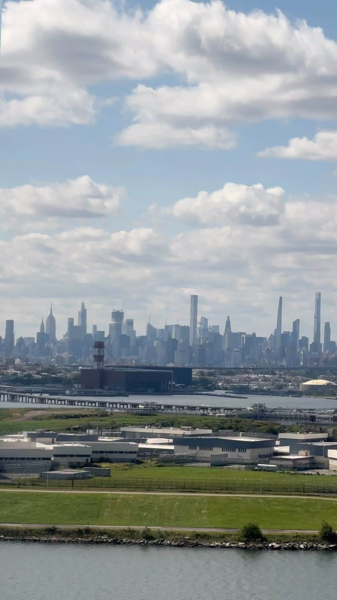 Paul Octaviousのインスタグラム：「🏙️✈️ The next time you fly into NYC by way of LaGuardia (LGA), always sit window on the right side of the plane for the best views of the city 🖤」