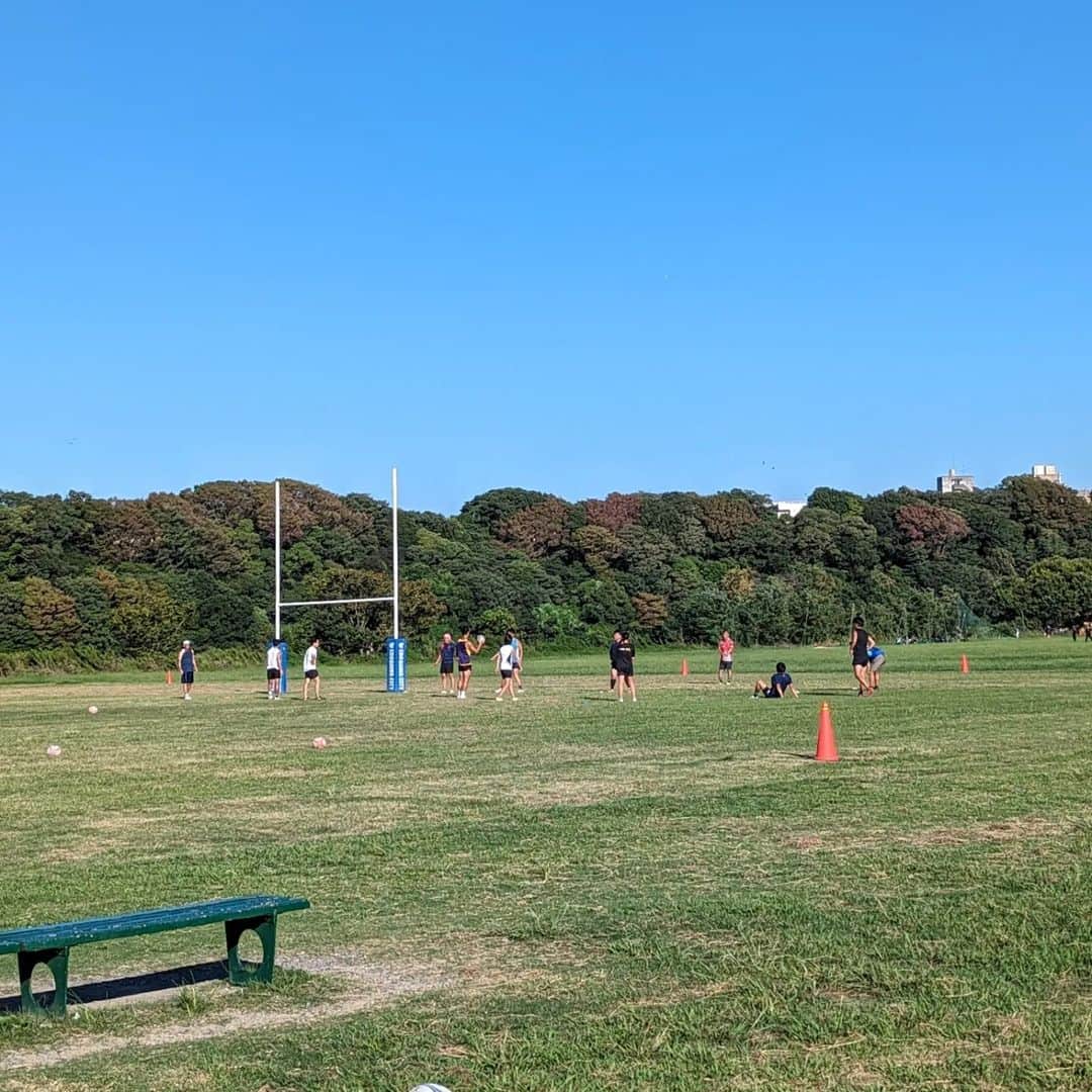 aicoco0202さんのインスタグラム写真 - (aicoco0202Instagram)「𝚆𝚎𝚎𝚔𝚎𝚗𝚍…♡ . . . . . この3連休もラグビー三昧だったわが家🏉 . . . 土曜日は午前中に子どもたちの練習、 夕方からは秩父宮ラグビー場で 女子日本代表の試合を初観戦！ . 女子といえども身体も大きいし コンタクトもかなり激しくて ビックリでしたが😳！！ . 見応えたっぷりで面白い試合でした✨ . . . 日曜日はパパのラグビーの練習に同行して、 娘はタッチフットに混ぜてもらったり 子どもたちでキックやタックルをしたり。 . パパがラグビーやってるところも ひさびさに見ることができて、 2人ともたくさん刺激を受けたみたいでした👦👧 . . . 月曜日は子どもたちの大会だったので 朝早くからお弁当もって会場へGO🎵 . 夏みたいにまだまだ暑いので 熱中症だけが心配でしたが💦 . そんな暑さもはねのけて 体を張ってタックルにいきまくる姿が とにかくみんなカッコよかったな〜♥ . 最後悔し涙も流していたけれど、 これをバネにしながら次に向けて 頑張って欲しいです☺️☺️☺️ . . . そして試合の後は近くの温泉施設へ！ . 汗でベタベタしていた身体もサッパリさせて 気分もすっきりリフレッシュ🥰✨ . . お風呂好きなわが家にとっては 最高な3連休の締めくくりでした♥ . . . . 今週もがんばるぞ〜！！！ . . . . . #MartWEEKENDER#家族で過ごす週末#ときめく週末#小学生ママ#スポーツママ#ジュニアスポーツ#ラグビー#Mart#暮らしを楽しむ」9月20日 8時41分 - aicoco0202