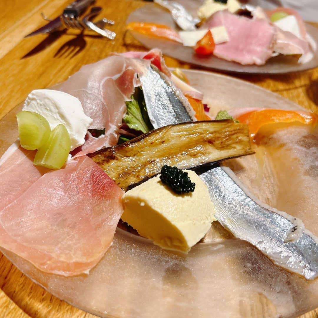 のインスタグラム：「食べ過ぎたー　@il_mostro_2020  #梅ヶ丘グルメ#イルモストロ#前菜盛り合わせ#秋刀魚のマリネと焼き茄子#この組み合わせ大好き#鮑のパスタ肝ソース #鶏のコンフィ#コーヒーパンナコッタ#rionahazuki」
