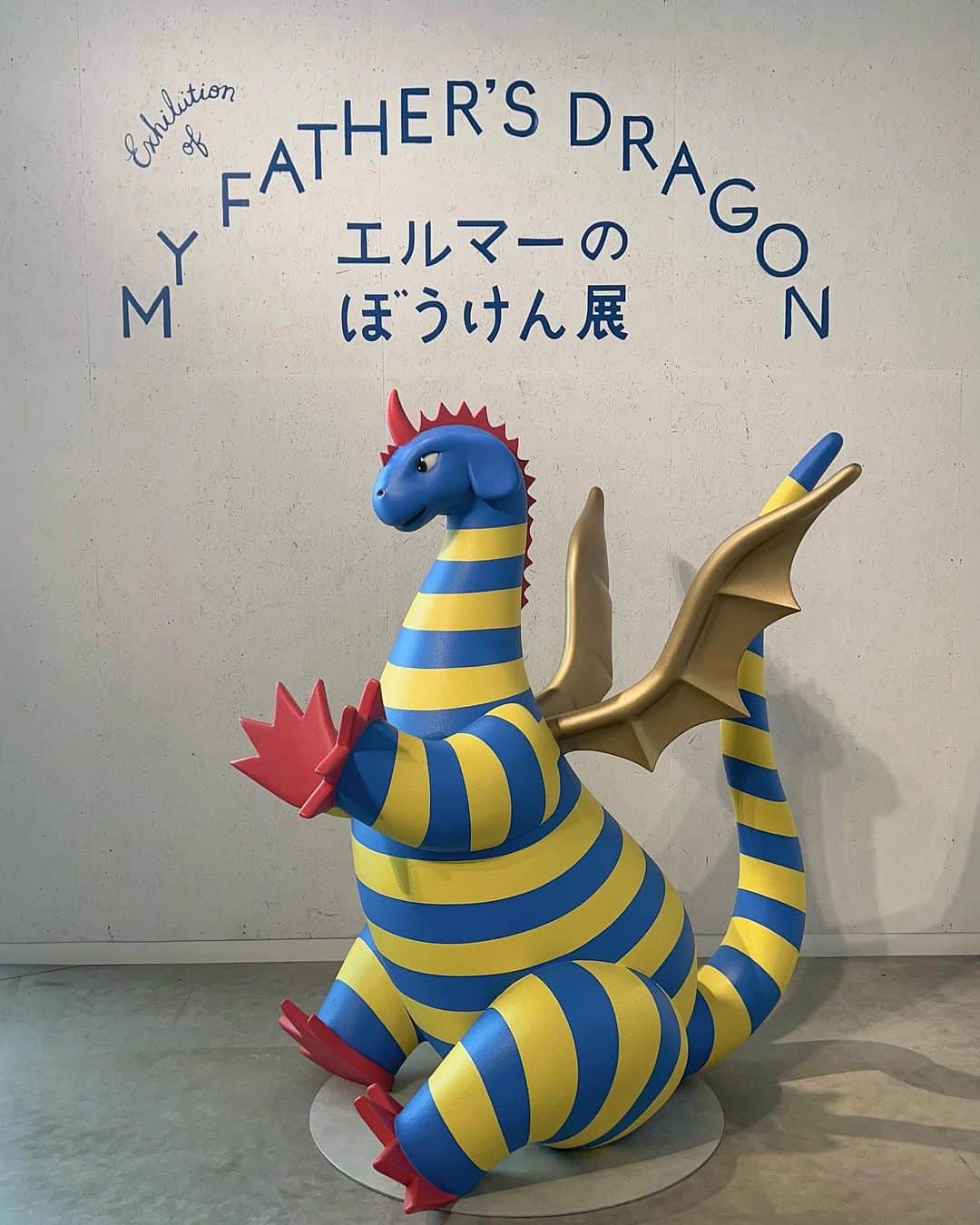友寄蓮さんのインスタグラム写真 - (友寄蓮Instagram)「#エルマーのぼうけん展 、  小さい頃から大好きなエルマーの世界とまた出会えて嬉しい！  会場には楽しい仕掛けがいっぱいでした。  原画の意外な小ささに驚いたり、鉛筆の力加減だけでこんなに色って出せるんだな〜と感嘆したり、子どもの頃には気がつかなかった世界が広がって、またエルマーの世界が大好きになりました。  #エルマーのぼうけん #エルマーの冒険　#児童書　#立川」9月20日 8時46分 - ren_tomoyose