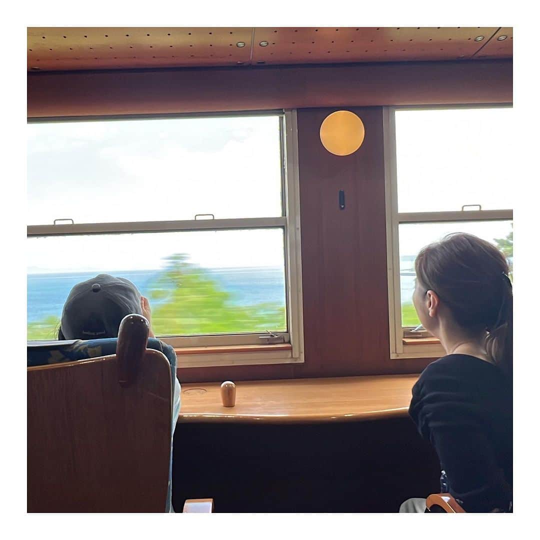 藤田大介のインスタグラム：「車窓からの景色は美術館。食い入るように窓の外を見つめる家族。車も便利だけどローカル線の旅もよいものだよ。このデザインはナイスだなぁ。テレワークもできてしまう👨‍💻  #指宿のたまて箱 #車窓 #海」