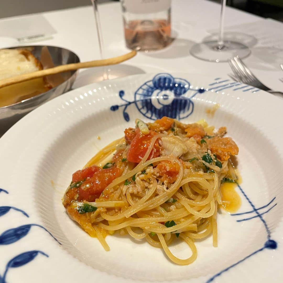 吉田美紀さんのインスタグラム写真 - (吉田美紀Instagram)「・ ・ 大好きな @regalo_ristorante_sangubashi でディナーした日♡  大人気ブラウスの新色を着て♬ @lialapg   レガーロさんは毎月のように伺っている大好きなお店🍴 この日はまだ娘もいて一緒に♬ （ちょうど1ヶ月くらい前だ笑）  毎月メニューが変わるのでそれもまた楽しみ❤️  #italian #regalo #restaurant #favoriterestaurant #tokyogourmet #tokyorestaurant #レガーロ #東京レストラン#coordinate #outfit #ootd #look #style #fashion #wardrobe #instagood #instafashion #コーディネート #ファッション #ママコーデ #ママコーディネート #ママファッション」9月20日 8時49分 - miki__yoshida