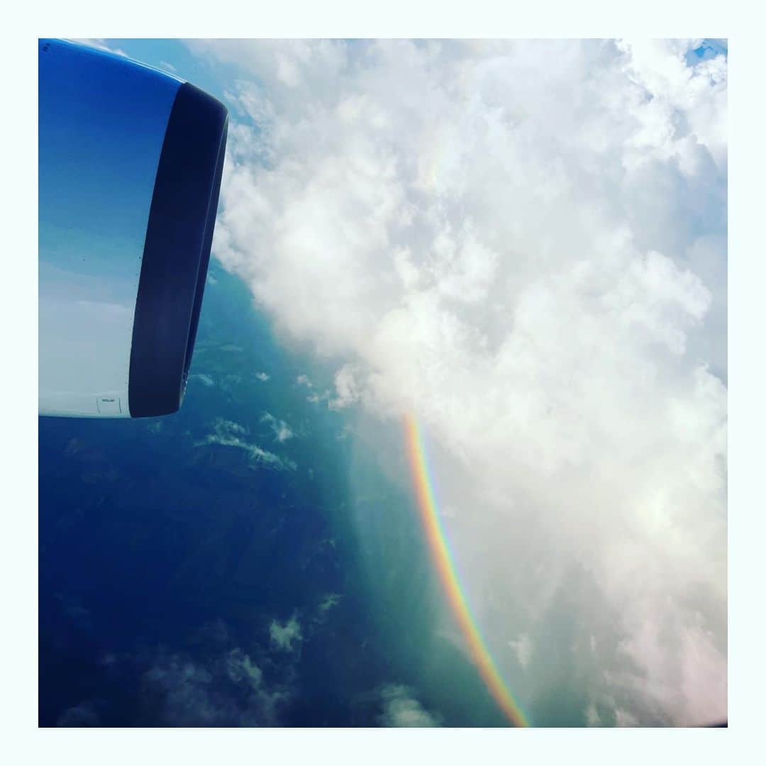 藤田大介のインスタグラム：「飛行機から偶然見えた「虹🌈」 娘が興奮気味に撮影してくれました。 パパはパソコンに向かって気付けませんでした。 #飛行機 #美しい #beauty #airlines #rainbow」