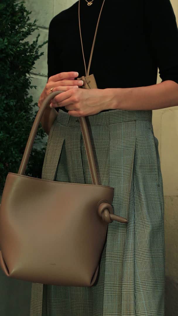 のインスタグラム：「Which size do you like?  VASICらしい左右のノットがポイントのPatti(パティ)シリーズ。用途によって使い分けたい2サイズの展開です。 大きいサイズのPattiは、PCやA4サイズがすっぽり入るサイズ感。Patti Miniはウォーターボトルや長財布も入る普段使いにぴったりのサイズ感です。  #vasic #ヴァジック  #patti #aw23 #newcollection #leatherbag #bag #vasicjapan #vasicnews」
