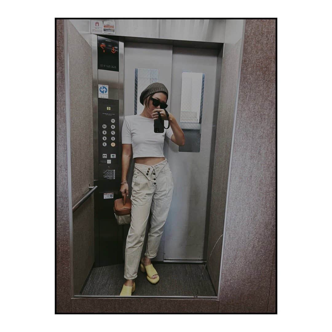 のインスタグラム：「ㅤ 毎シーズン買いまくりな様に思われるけど 長く大切にきてるものもたくさんある👍  サンダルも、つま先が捲れてきたので 季節が終わったらお直しにださねば…。  首が太くて短いので、襟の詰まったものが似合わなかったけど 肩幅があると気にならないことがわかった🙌  @conn_tokyo の肩パッド入りTシャツは もちろん色違いで黒も購入。  顔周りが黒、もあまり似合わないんだが 自分が似合う雰囲気を研究してみよ。 「苦手」が先に来てしまうお年頃になってしまったけど いつまでもチャレンジしたいね、何事にも。  #blendacoordinate」