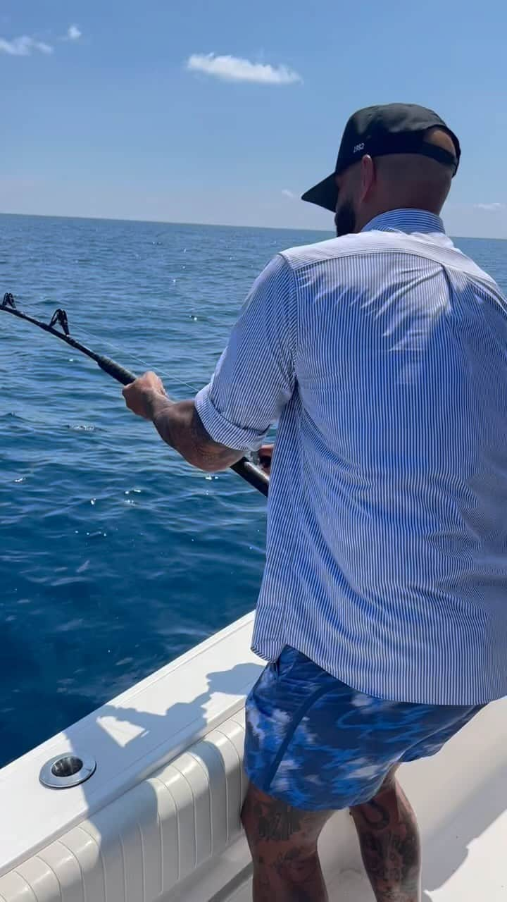 ティム・ハワードのインスタグラム：「I MIGHT’VE HOOKED A 100LB AMBERJACK‼️ I MIGHT’VE SNAPPED THE LINE‼️ #AGoodDayOfFishing 🎣 🐟 🏖️ 🛥️」