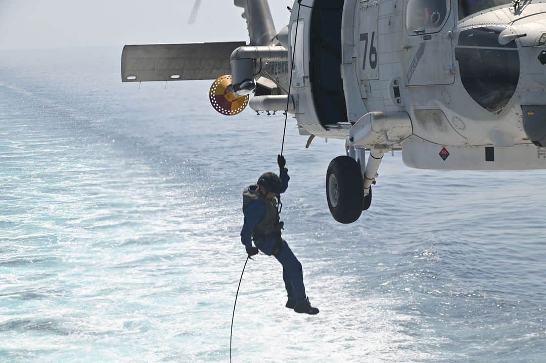 海上自衛隊さんのインスタグラム写真 - (海上自衛隊Instagram)「#ラぺリング （懸垂下降）訓練中🚁 航行中の船舶にも降下できるように訓練しています！⚓  #ファインダー越しの世界 #海上自衛隊 #訓練中 #もしもの備え」9月20日 9時00分 - jmsdf_pr