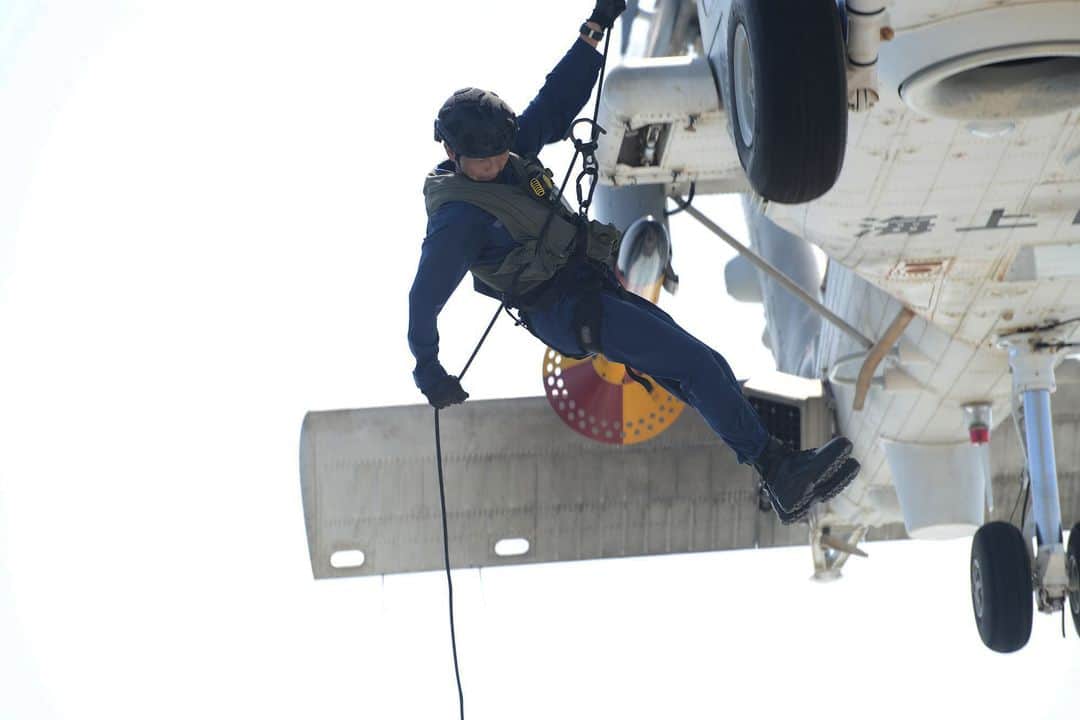 海上自衛隊さんのインスタグラム写真 - (海上自衛隊Instagram)「#ラぺリング （懸垂下降）訓練中🚁 航行中の船舶にも降下できるように訓練しています！⚓  #ファインダー越しの世界 #海上自衛隊 #訓練中 #もしもの備え」9月20日 9時00分 - jmsdf_pr