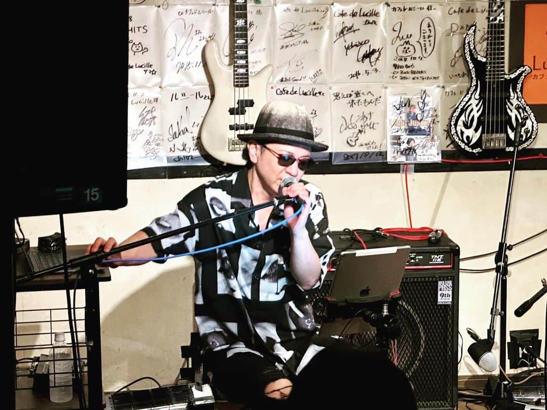 NATCHINのインスタグラム：「ナッチロリンゴスター☆ツアー2023  映画『TELL ME ～hide と見た景色』にSHINGO☆がChirolynさん役で出演した事がきっかけで、石垣島ファンイベントからの〜ツアーにまで発展し最高に楽しかったです！！  ベーシスト３人、三者三様で自由過ぎる旅。  ファイナルの神戸ではKNOCK OUT MONKEYのナオミチくんが急遽セッションに参加してくれて、また一つ忘れられない思い出が増えました。  そして、打ち上げはKOMのギターデンカくんのお店『串カツでんちゃん』で盛大に🍺🍺🍺  ツアーに参加してくれた皆さん、ありがとうございました🎶  いつかまたこの３人で何かやる機会があったら、一緒にワチャワチャしましょう🙌🙌🙌  See you…」