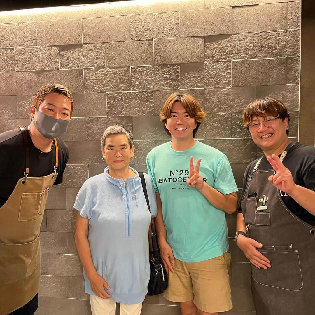 田辺晋太郎さんのインスタグラム写真 - (田辺晋太郎Instagram)「【神戸焼肉かんてき春吉店に行って来ちょったと！！】  と、言うわけで。  我が #ホルモン人生タロちゃん #焼肉人生タロちゃん を一緒にやっている仲間のお店 #神戸焼肉かんてき の新店舗である #神戸焼肉かんてき春吉店 に行ってきました！！  #福岡 #博多 はかつて #changinmylife （誰も知らんやろw）時代、つまり２３年前位に #fm福岡 で番組をやっていたので月イチペースで通って以来すっかり大好きになった街。福岡出身の大アーティスト #井上陽水 さんの長女で親友の #依布サラサ が住んでいたり友達も多く、また #パリーグ主義 をやっていた事もあり #福岡ソフトバンクホークス さんともご縁があったりで、今回 #かんてき #春吉 店がオープンするにあたりレジェンドOBである #池田親興 さん、#浜名千広 さん、#柴原洋 さんにもお越し頂けました！ そして #肉マイスター になるきっかけ、#焼肉 の師匠である #ビッグママ も博多にお住まいと言うこともあり今回お越し頂けました！しかもなんと #三軒茶屋 にあるかんてきの本店のとなりにママの関連のカレー屋さんがあることからかんてきチームもママをよく知っていたというご縁も！！びっくりです！！  他にも沢山のお友達にお越し頂けて幸せな２日間でした!  #福岡焼肉 ではあまりない #但馬牛 メインの焼肉を是非食べにいらしてくださいね！  本当にありがとうございました！！  #田辺晋太郎 #和牛 #ホルモン #yakiniku #wagyu」9月20日 9時12分 - meat_meister_tanabe_shintaro