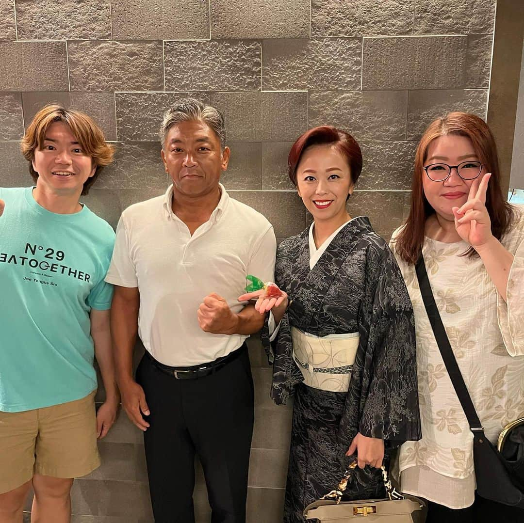 田辺晋太郎さんのインスタグラム写真 - (田辺晋太郎Instagram)「【神戸焼肉かんてき春吉店に行って来ちょったと！！】  と、言うわけで。  我が #ホルモン人生タロちゃん #焼肉人生タロちゃん を一緒にやっている仲間のお店 #神戸焼肉かんてき の新店舗である #神戸焼肉かんてき春吉店 に行ってきました！！  #福岡 #博多 はかつて #changinmylife （誰も知らんやろw）時代、つまり２３年前位に #fm福岡 で番組をやっていたので月イチペースで通って以来すっかり大好きになった街。福岡出身の大アーティスト #井上陽水 さんの長女で親友の #依布サラサ が住んでいたり友達も多く、また #パリーグ主義 をやっていた事もあり #福岡ソフトバンクホークス さんともご縁があったりで、今回 #かんてき #春吉 店がオープンするにあたりレジェンドOBである #池田親興 さん、#浜名千広 さん、#柴原洋 さんにもお越し頂けました！ そして #肉マイスター になるきっかけ、#焼肉 の師匠である #ビッグママ も博多にお住まいと言うこともあり今回お越し頂けました！しかもなんと #三軒茶屋 にあるかんてきの本店のとなりにママの関連のカレー屋さんがあることからかんてきチームもママをよく知っていたというご縁も！！びっくりです！！  他にも沢山のお友達にお越し頂けて幸せな２日間でした!  #福岡焼肉 ではあまりない #但馬牛 メインの焼肉を是非食べにいらしてくださいね！  本当にありがとうございました！！  #田辺晋太郎 #和牛 #ホルモン #yakiniku #wagyu」9月20日 9時12分 - meat_meister_tanabe_shintaro