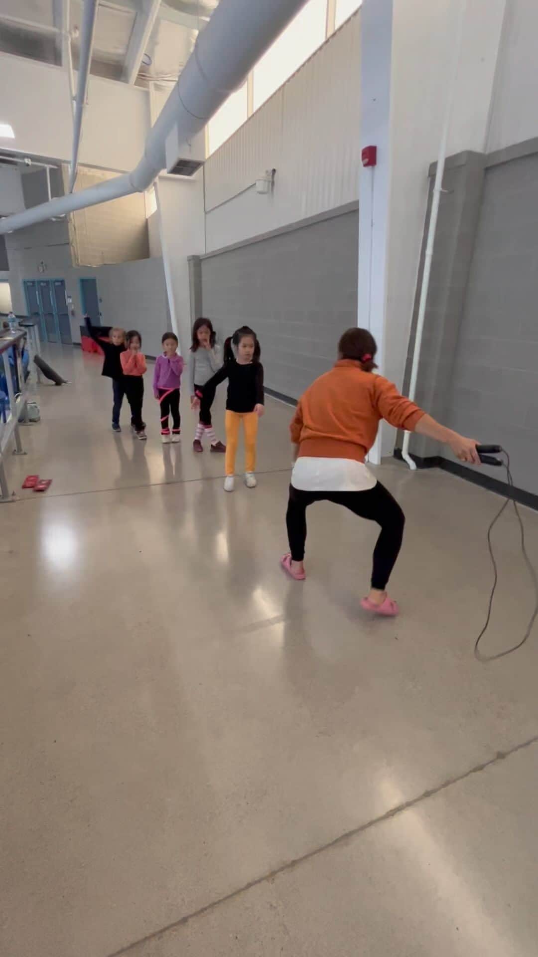 メーガン・デュアメルのインスタグラム：「Lots of fun with the littles tonight! And luckily my knees are healthy enough to spin like this 🤣🤣  One girl squealed “Today we are having fun!” With excitement 🥰  #jumproperotations #figureskating #coach #jump」