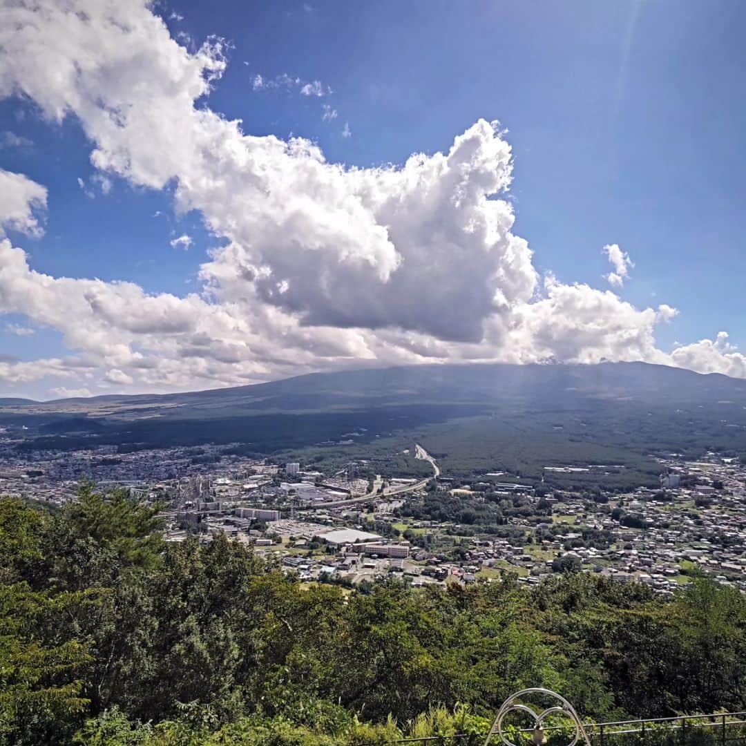 中田有紀さんのインスタグラム写真 - (中田有紀Instagram)「せっかくなのでロープウェイにも乗りましたよ🚡 河口湖を一望できます🫡 反対側に富士急ハイランドも見えました。 富士山は隠れちゃって残念💦 ここ河口湖天上山公園は昔話「カチカチ山」の舞台だそうで、ウサギとタヌキが話のシーンを所々で再現しています。 最後、タヌキの泥の舟が沈んだのが河口湖なんだそうな。へぇ〜！😳 ロープウェイを待つ間に壁に貼られていた「カチカチ山」のお話を読みましたが、あらためてひどい話だと心底思いました😵 #河口湖富士山パノラマロープウェイ #河口湖天上山公園 #河口湖 #カチカチ山」9月20日 9時29分 - akinakada0508