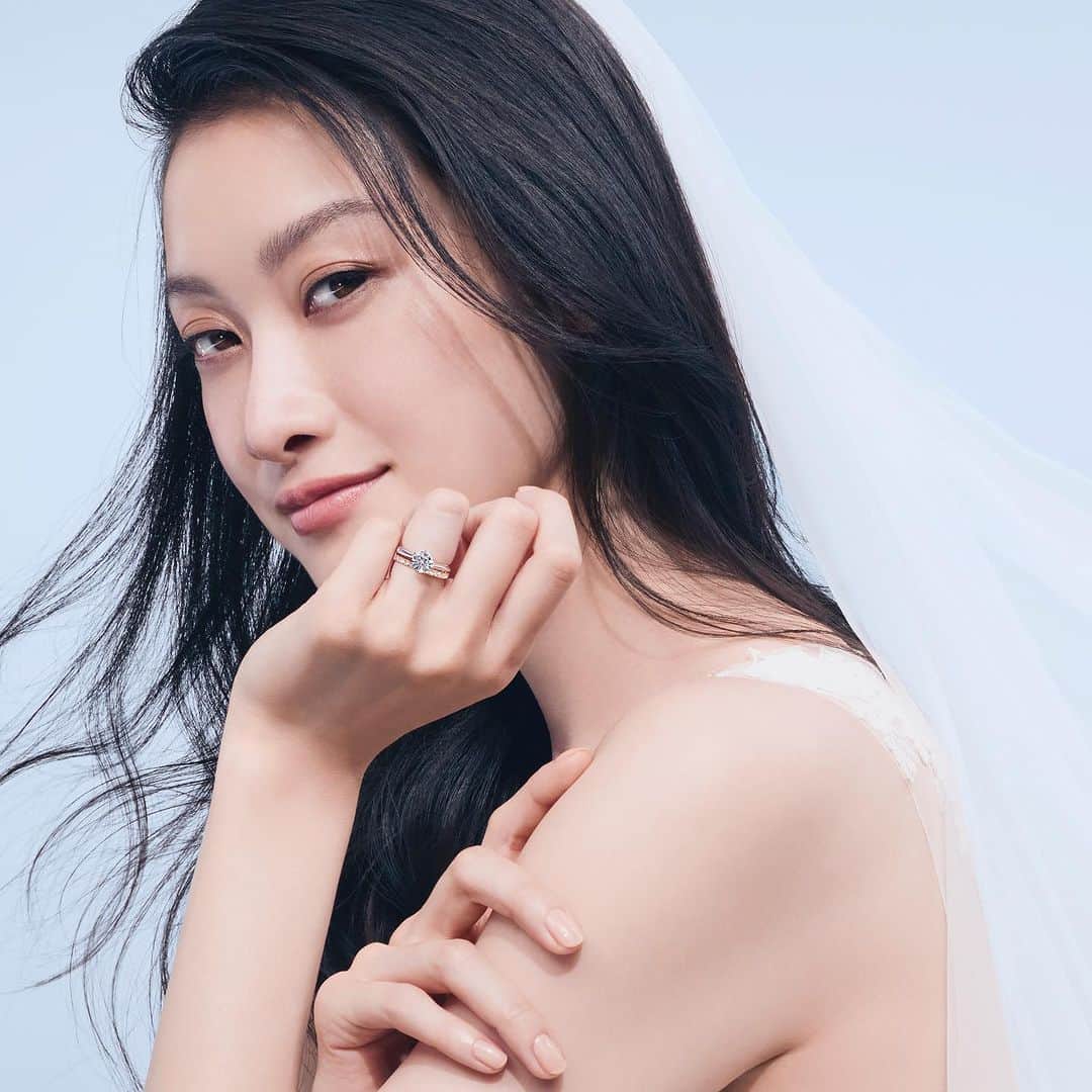 のインスタグラム：「【STAR JEWELRY BRIDAL】 おふたりの生涯に寄り添い輝きつづける スタージュエリーのブライダルリング。  デザインから原型製作、アフターメンテナンスまで、国内の自社工房で一貫して行っているからこそお届けできる"永久保証"はスタージュエリーの誇りです。  ===  【9/24(日)まで、元町チャーミングセール開催💍】 9/16(土)～24(日)の期間、元町ショッピングストリートの人気イベント”チャーミングセール”が開催中。 スタージュエリー元町本店でもスペシャルサービスをご用意して皆さまのご来店をお待ちしております。  ＜10％OFF＋POINT＞ セール期間中は、通常商品・ブライダル商品ともに10％OFFでお求めいただけ、当日ご入会の方も対象！ さらに通常商品にはメンバーズポイントも加算されます。 ※10％OFF時のポイント使用は除外となります。 ※ブライダルは購入時のポイント加算除外。  ＜元町本店限定 成約特典＞ 元町本店にてブライダルリングをご成約で、スタージュエリー直営のカフェ＆ショコラティエ「STAR JEWERLY CAFE & Chocolatier」のブライダルラウンジチケットをプレゼント！ 本店からすぐそばに位置する直営カフェで、素敵なティータイムをお過ごしいただけるスペシャルサービスです。  ＜ブライダル予約について＞ 混雑を避けるためご来店予約のお客様を優先でご案内させていただきます。 ブライダルリングをお探しの方は、ぜひご予約のうえお越しください。 ※予約ページはプロフィールのURLからご確認いただけます。  #starjewelry #スタージュエリー #starjewelrybridal #engagementring #婚約指輪 #marriagering #結婚指輪 #婚約指輪探し #結婚指輪探し #サプライズプロポーズ #プロポーズリング #プレ花嫁 #プレ花嫁準備 #ブライダルリング #jewelry」