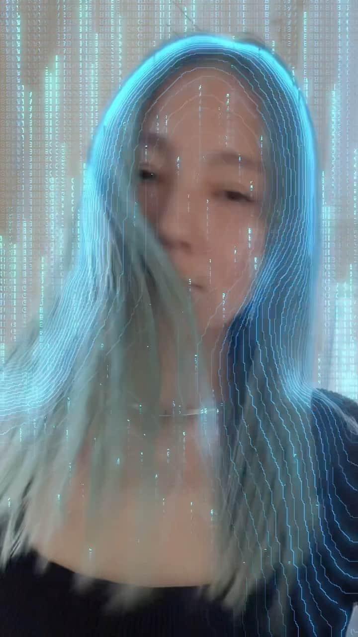 三苫愛のインスタグラム：「Back to blue!🐬🦋 カラーが落ちてきたのでまた根本ブリーチからのブルーに。いろんなブルーあるけど、ionのazure という色が好きです。」