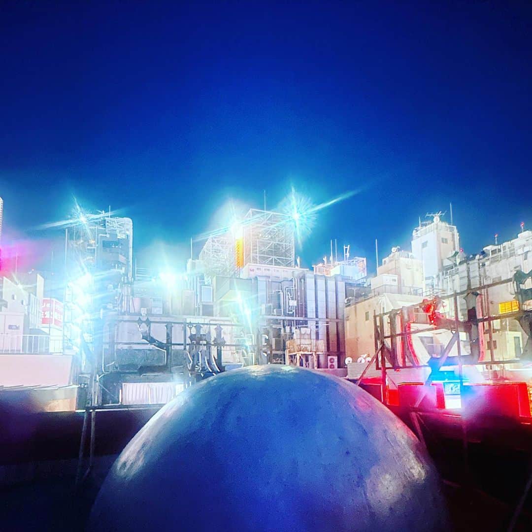 蜷川実花のインスタグラム：「@chimpomfromsmappagroup  の新プロジェクト、歌舞伎町の元廃ビルを舞台にアート展「ナラッキー」に行ってきました❤️ やっと行けた。かっこよかったなぁ、歌舞伎町との親和性の高さや，昔からの友人達の作品を見て感動してしまった。 こういうはみ出た場所が東京にあると元気になる。 10/1までやってるよ @oi_chan_  @kumi_poleactress  @chibimoeko87  @hello_mondo  @aoiyamada0624  @elliechimpom」