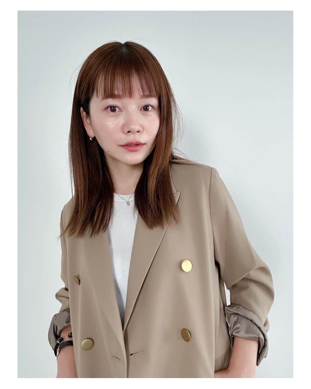 高山直子のインスタグラム：「🤎 まだまだ蒸し暑くて長袖着られないけどジャケットがあると肩から引っかけるだけで秋気分🍂🤎 デニムの形もとても綺麗ですでにヘビロテです👖 アイテムはタグ付けしてます🏷️」