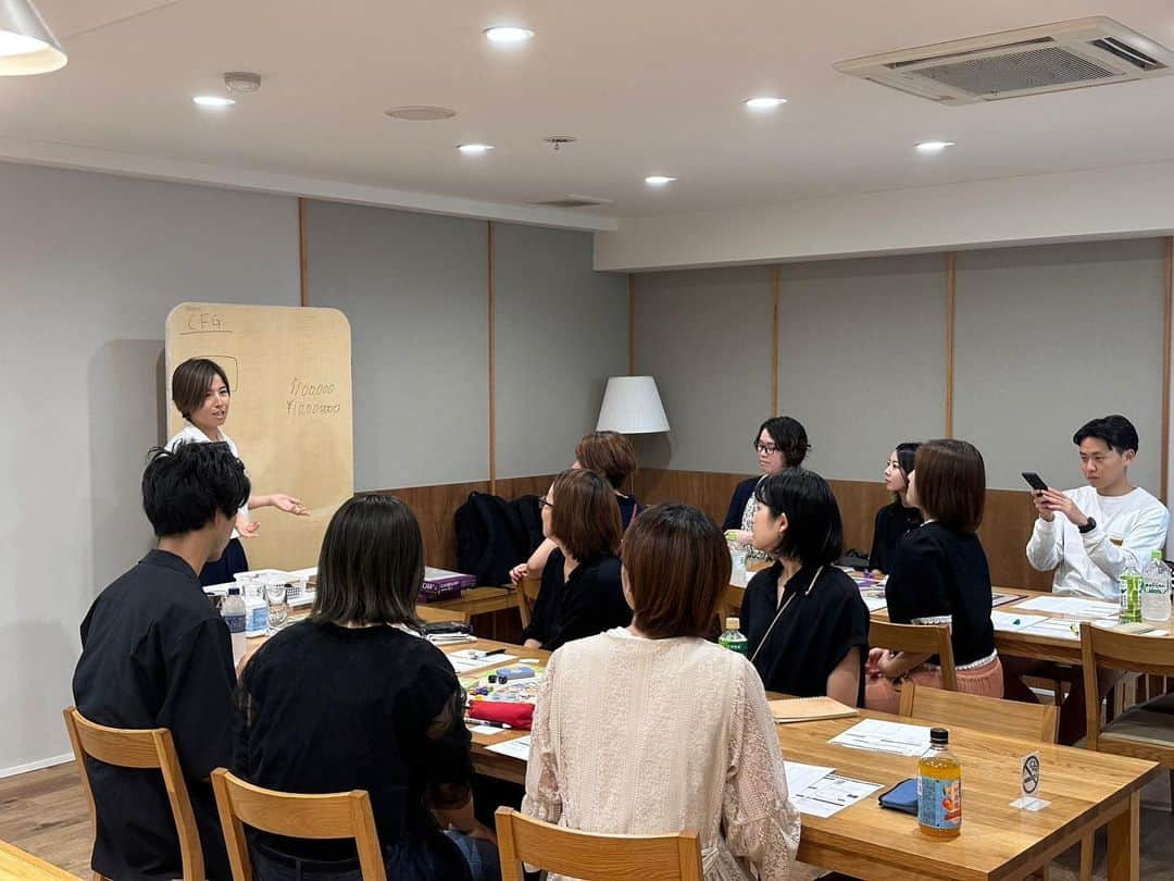 新井里茄さんのインスタグラム写真 - (新井里茄Instagram)「先日お金について学ぶイベント兼交流会を主催しましたー！🙌🏽✨  初の試みでしたが無事に開催できてホッとしております✨  プロの料理人による食事達と長野の日本酒を楽しみながら良い時間が過ごせました☺️  自分がインプットしたことをアウトプットする場を作ることの大事さを学びました！  何歳になっても新しいことに挑戦してみるって大事だ！！✊🏽  #イベント開催 #学び #アウトプットの場 #人に話せて始めて自分の知識 #とにかく料理が美味しすぎた」9月20日 9時51分 - rika.park