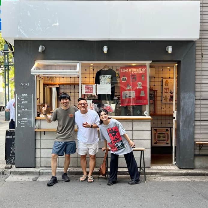 のインスタグラム：「【ABOUT LIFE COFFEE BREWERS 道玄坂】 Great meeting @newyorkteeth @ilsecoffee @meticulous.home at ALCB Dogenzaka!!!🤝✨ We had a POP UP @ilsecoffee , founder @newyorkteeth came our shop from NY.🗽 We're holding POP UP @meticulous.home at ONIBUS COFFEE Yakumo on 9/23. Don't miss it!!!  大好評だったアメリカのゲストビーンズ @ilsecoffee のファンウダー @newyorkteeth さんがニューヨークからお店に立ち寄ってくれましたー！✌️ @onibuscoffee 八雲店にて9/23(土)には最新のコーヒーマシン @meticulous.home のポップアップも予定していますので、詳細は投稿をチェックしてみて下さい！🙏✨  🚴dogenzaka shop 9:00-18:00(weekday) 11:00-18:00(weekend and Holiday) 🌿shibuya 1chome shop 8:00-18:00  #aboutlifecoffeebrewers #aboutlifecoffeerewersshibuya #aboutlifecoffee #onibuscoffee #onibuscoffeenakameguro #onibuscoffeejiyugaoka #onibuscoffeenasu #akitocoffee  #stylecoffee #warmthcoffee #aomacoffee #specialtycoffee #tokyocoffee #tokyocafe #shibuya #tokyo」